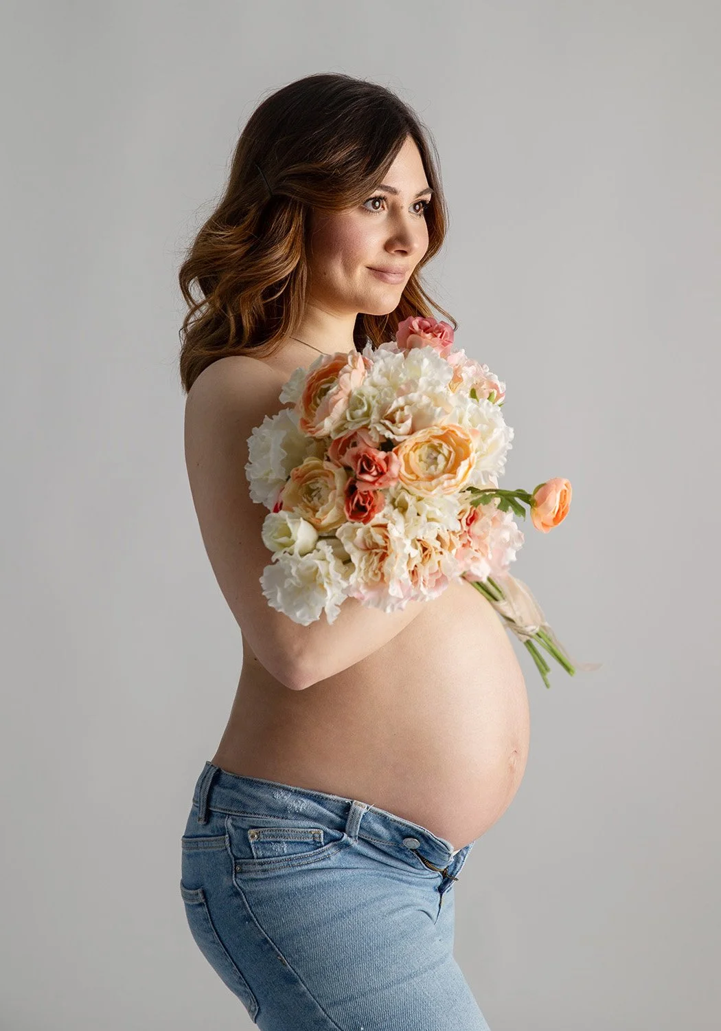 babybauchshooting mit Blumen