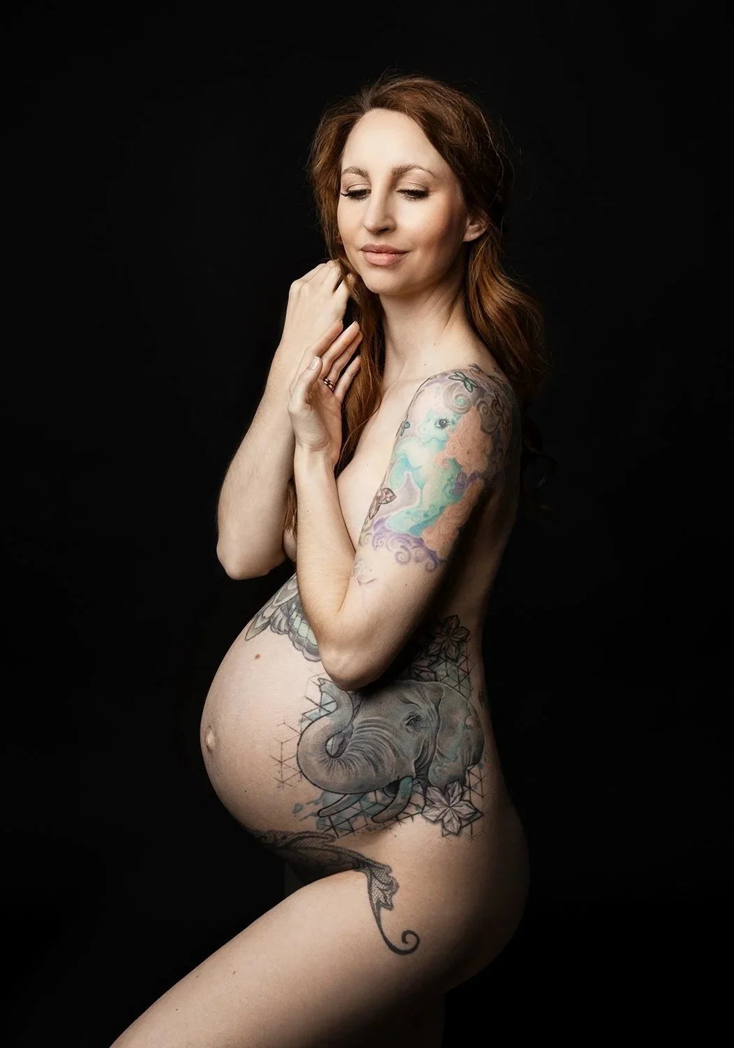 Babybauchshooting einer Frau mit Tätowierung aus Düsseldorf (Copy)