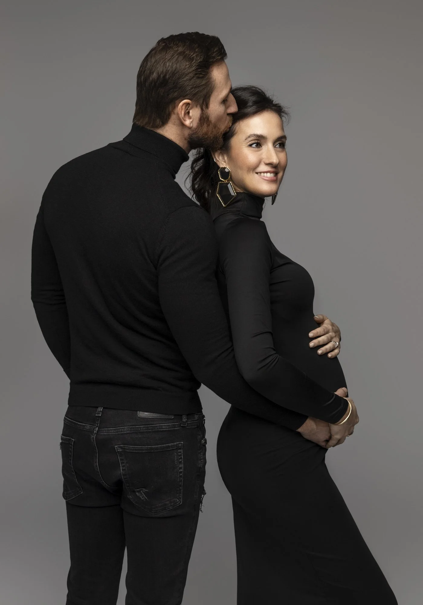 Emotionales Paarfoto mit Babybauch. Zeitlose Erinnerungen an die Schwangerschaft in stilvoller und eleganter Bildsprache in meinem Studio Nähe Düsseldorf

 

 Emotionales Paarfoto mit Babybauch. Zeitlose Erinnerungen an die Schwangerschaft in stilvol
