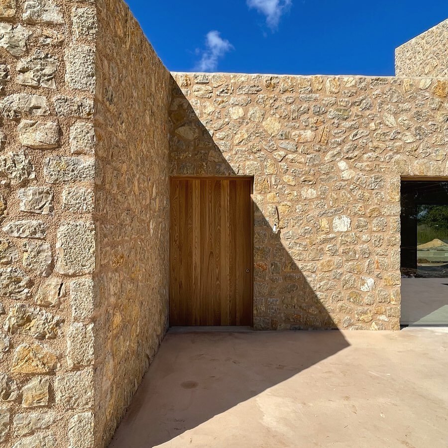 Vivienda en suelo r&uacute;stico.
T&eacute;cnicas constructivas locales de mamposter&iacute;a de piedra y cal. #mallorca#majorcaarchitecture #architecture#arquitecturamallorca #arquitectura#archilovers#arquitecturaespañola#arquitectosmallorca#balear