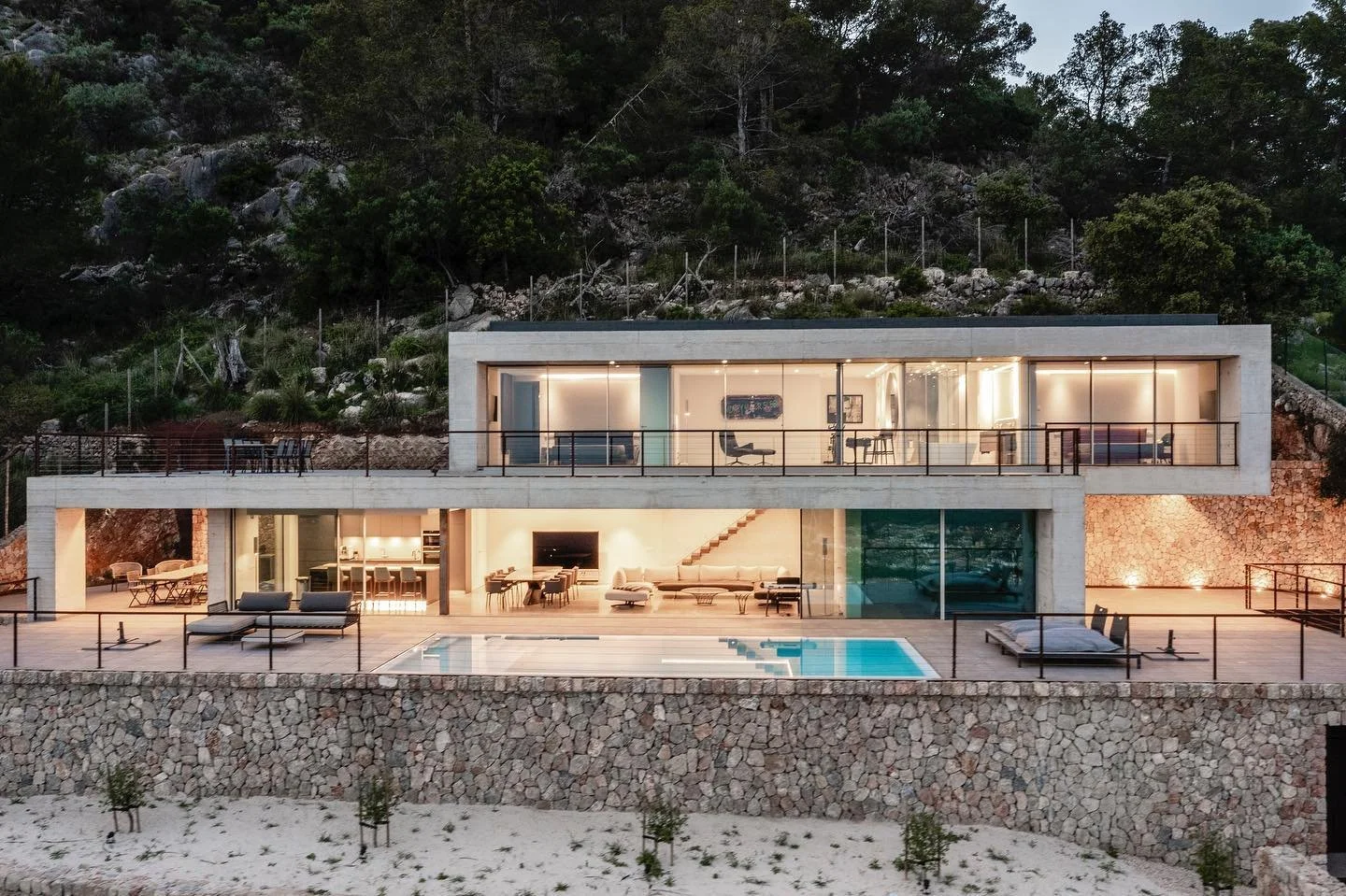 Vivienda unifamiliar aislada en hormig&oacute;n visto en Sa Font Seca. Buen trabajo con @cons_truint