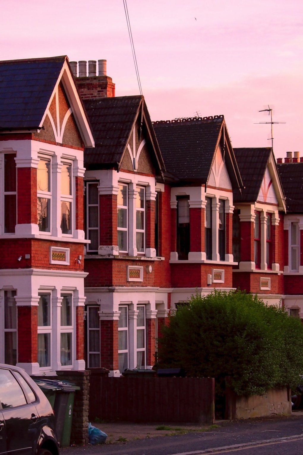 Where in areas surrounding London are Mainland Chinese and HK investors buying, and why?