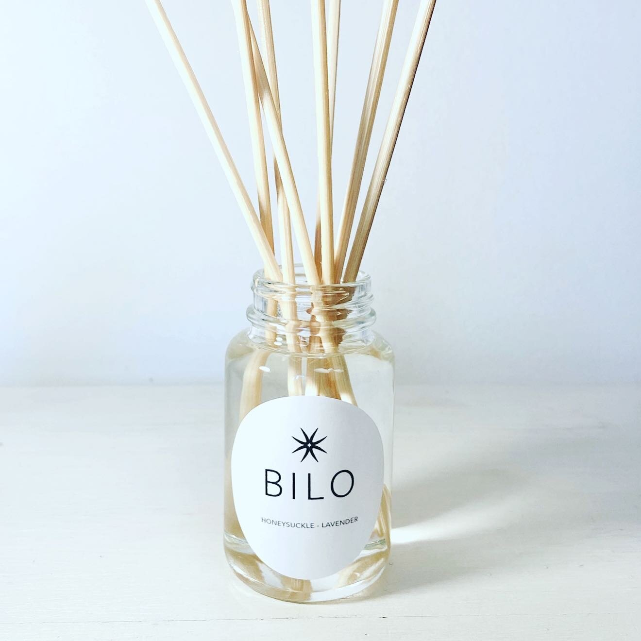 Bilo&rsquo;s 100ml natural reed diffuser made with an eco friendly diffuser base and essential oils.  Bursting with fragrance, our diffusers last up to 6 months.  A contemporary clear glass bottle, aluminium screw top lid, 10 natural reeds, all packa