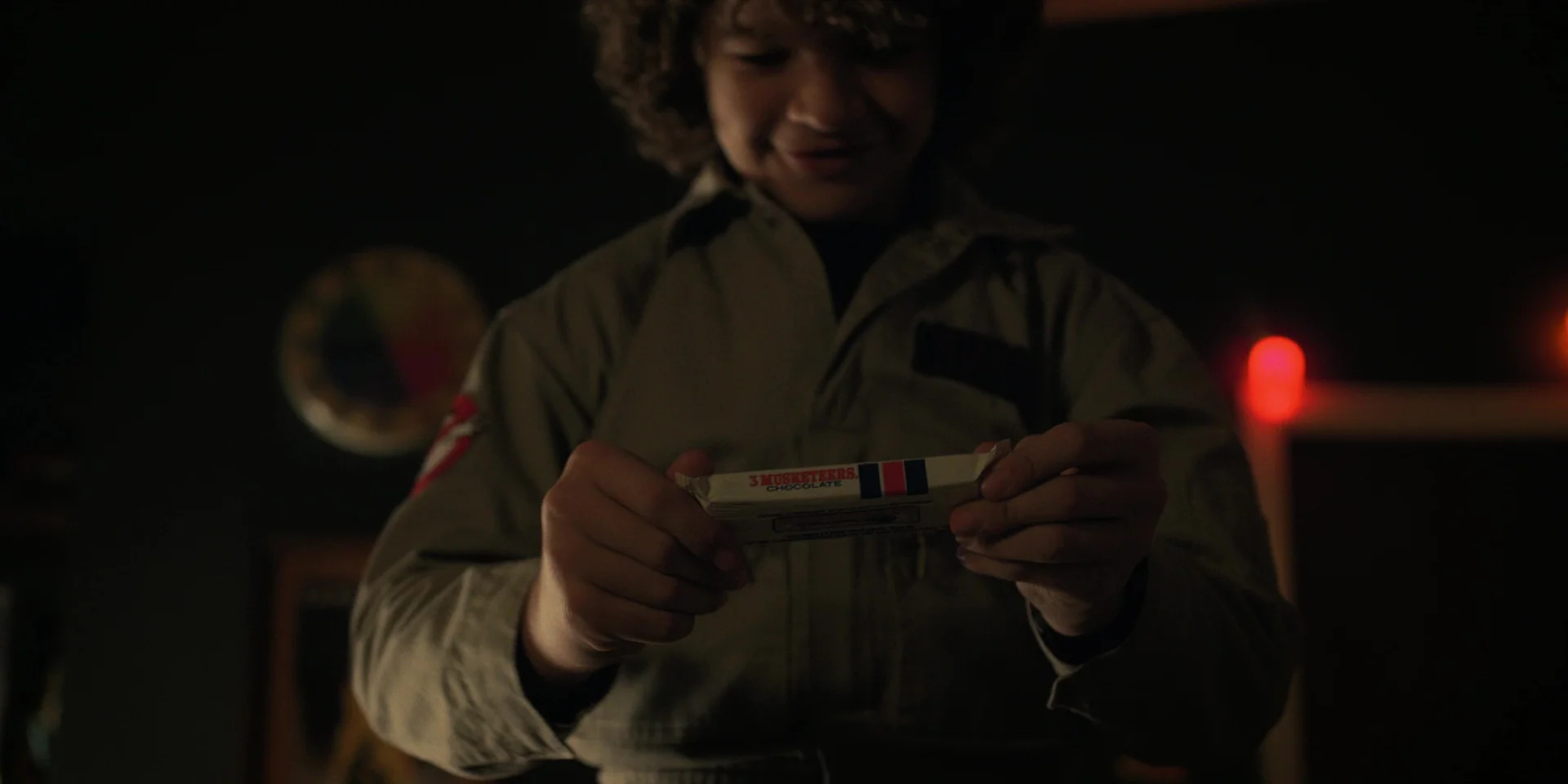 3-Musketeers-Candy-Bars-and-Gaten-Matarazzo-Dustin-in-Stranger-Things-1.jpg