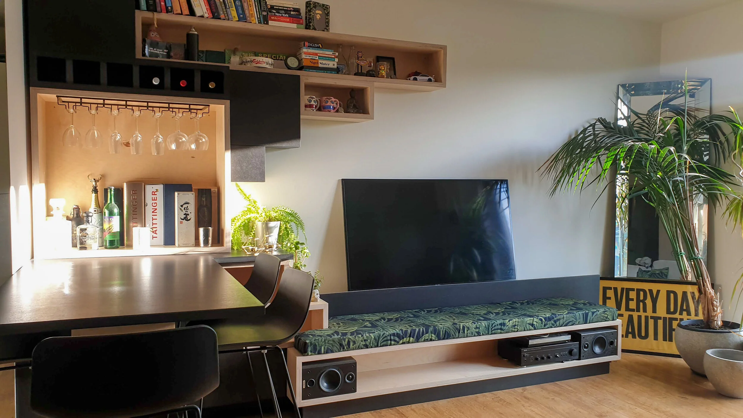 Media Unit YOUNG & DENGEL21.jpg