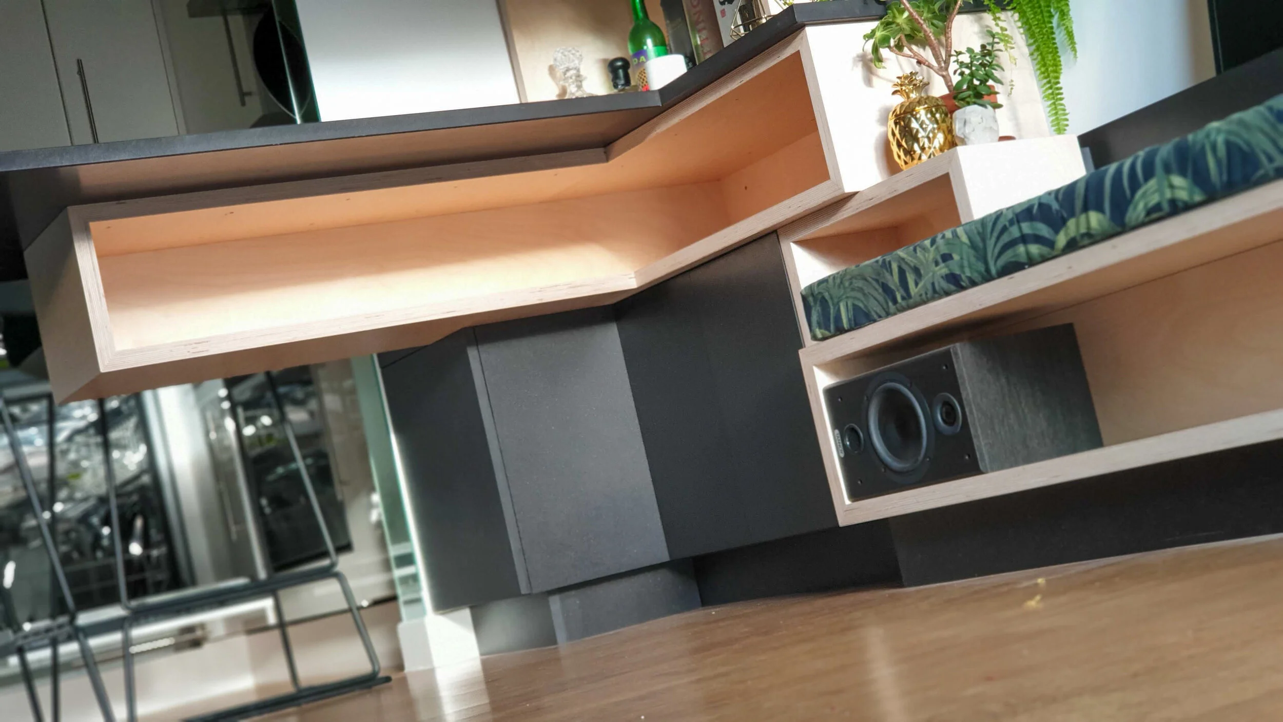 Media Unit YOUNG & DENGEL31.jpg