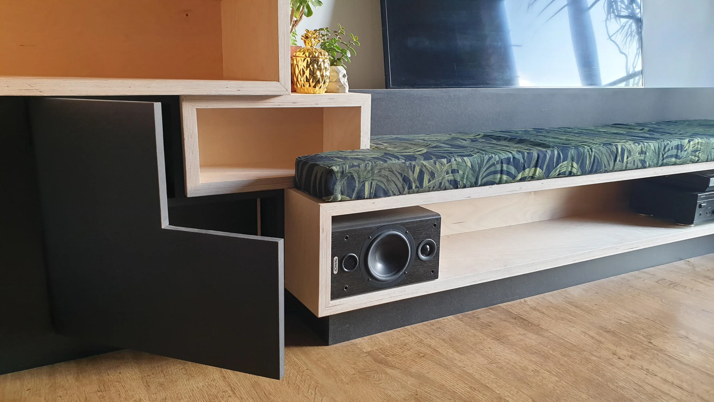 Media Unit YOUNG & DENGEL50.jpg