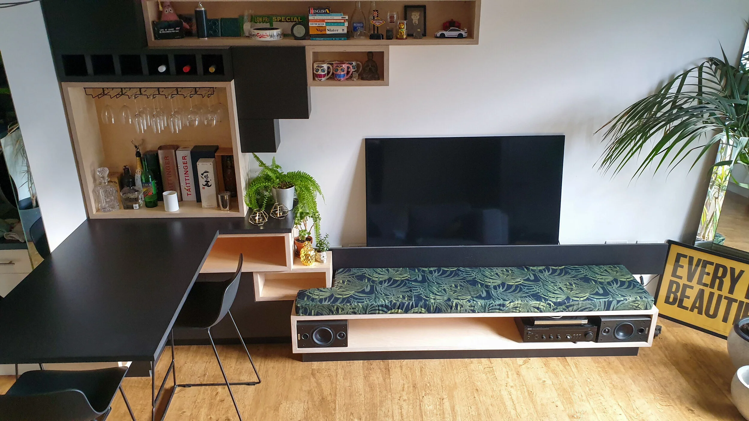 Media Unit YOUNG & DENGEL66.jpg