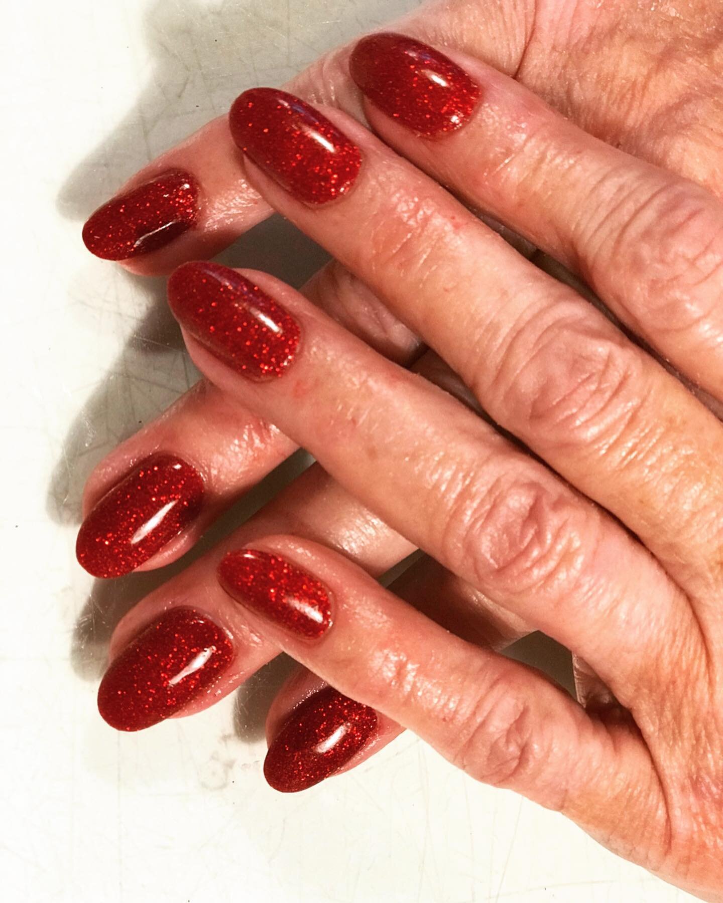 #Festivenails#redglitter#snsnails#snspowder#rednails#naturalnails#dippingnails #houseofnailsfortisgreen
