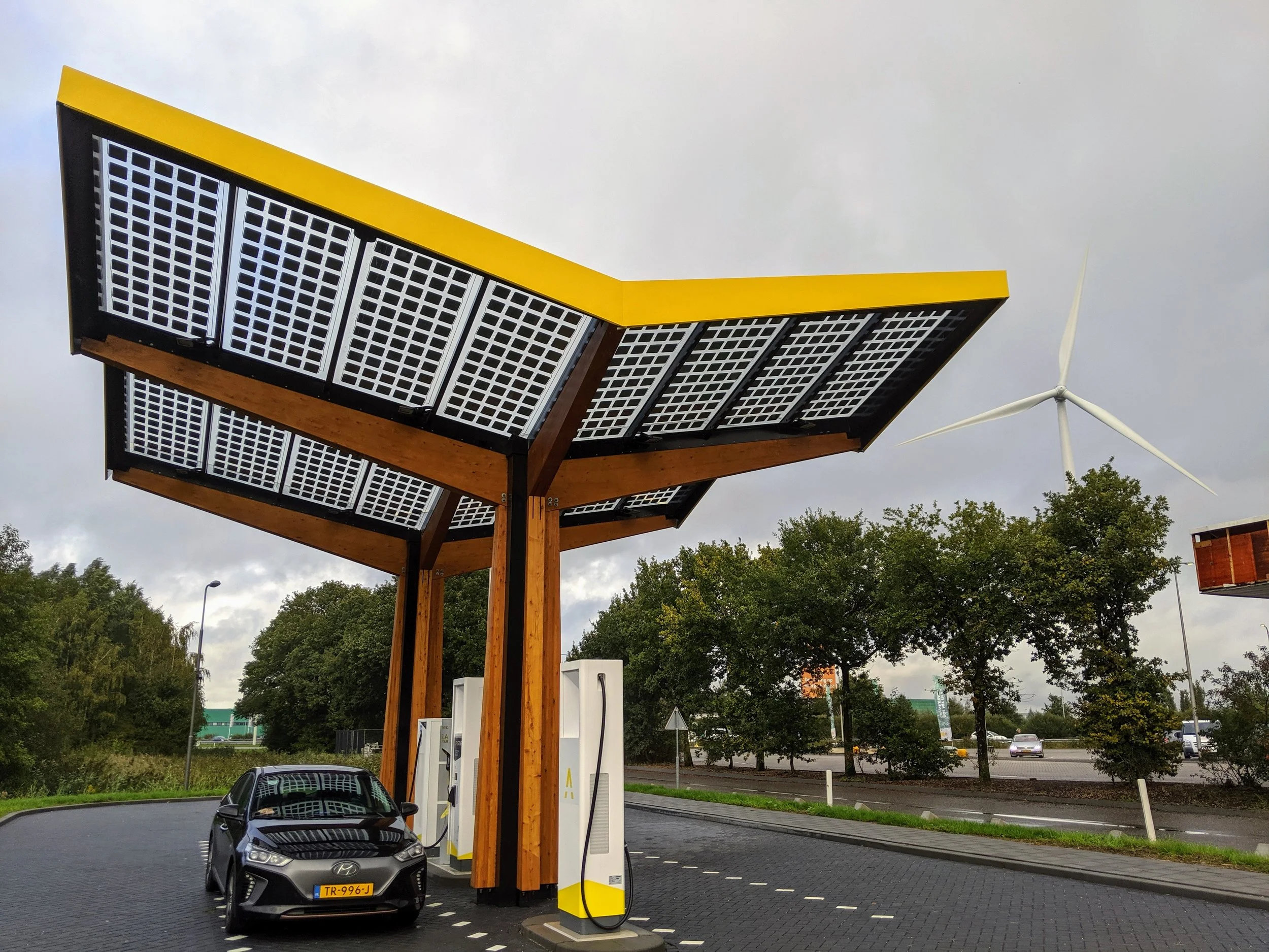 Fastned Hazeldonk on the way to Paris, short juice up!