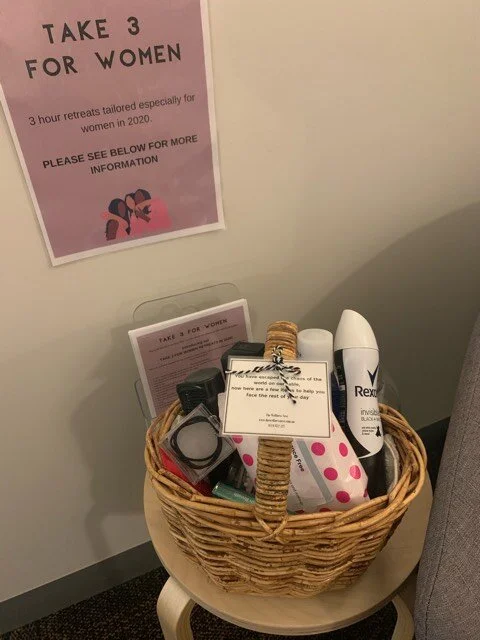You’ll find this little station in the clinic room, including deodorant, wipes, hair ties and more. That way, you can head back to your day feeling presentable again!