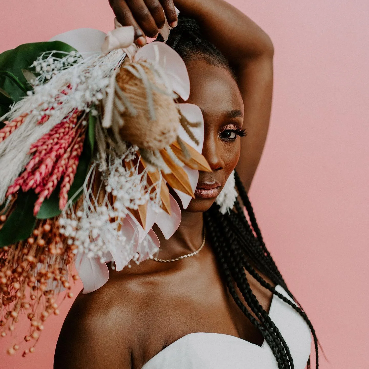 Throwback to this beauty and the team of talent that created it // when @howardphotoandfilm asked me if I wanted to be a part of this shoot, I was pumped bc of this theme 💃🏼😍 // 
.
.
.

Photo: @howardphotoandfilm
Model: @sheissole
Florals: @center