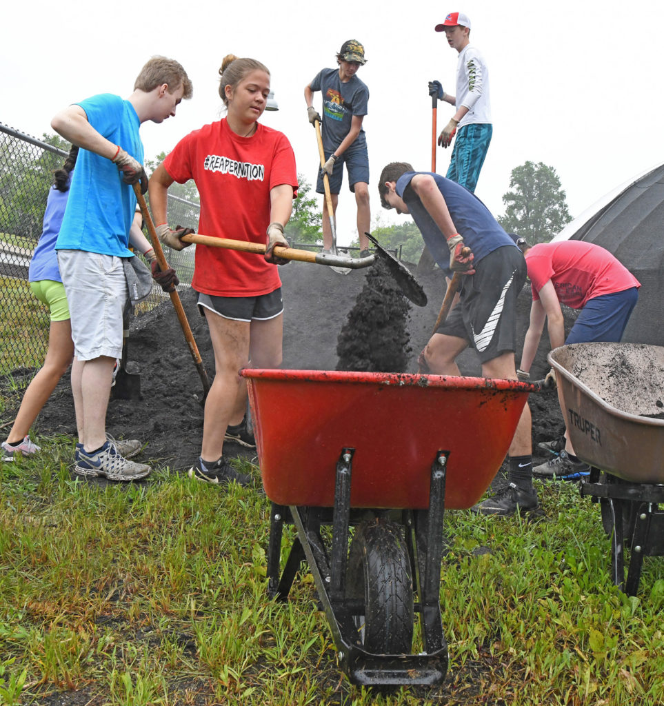 12jun18-3-Garden-Hub-City-Urban-Meg-and-St-Johns-Lutheran-Ch-youth-group-copy-963x1024.jpg
