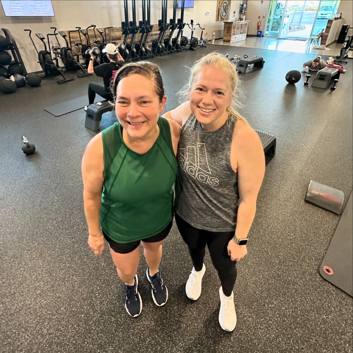 Fun partner workout to start the weekend strong 💪🏽

Great job Maria and Lindsey 🔥 

#kpt #runlifttrain #bettertogether
