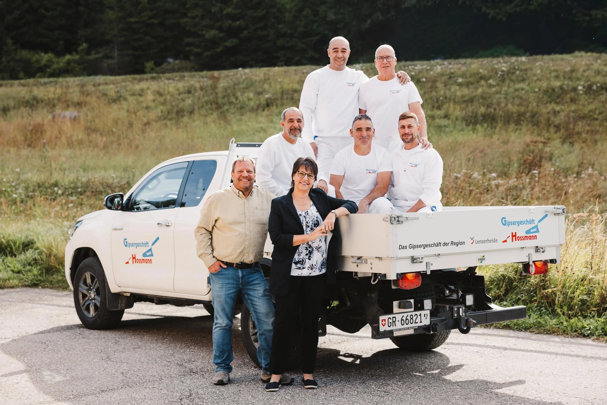 Roman & Claudia Hossmann mit ihrem Team von Gipsergeschäft Hossmann 2025