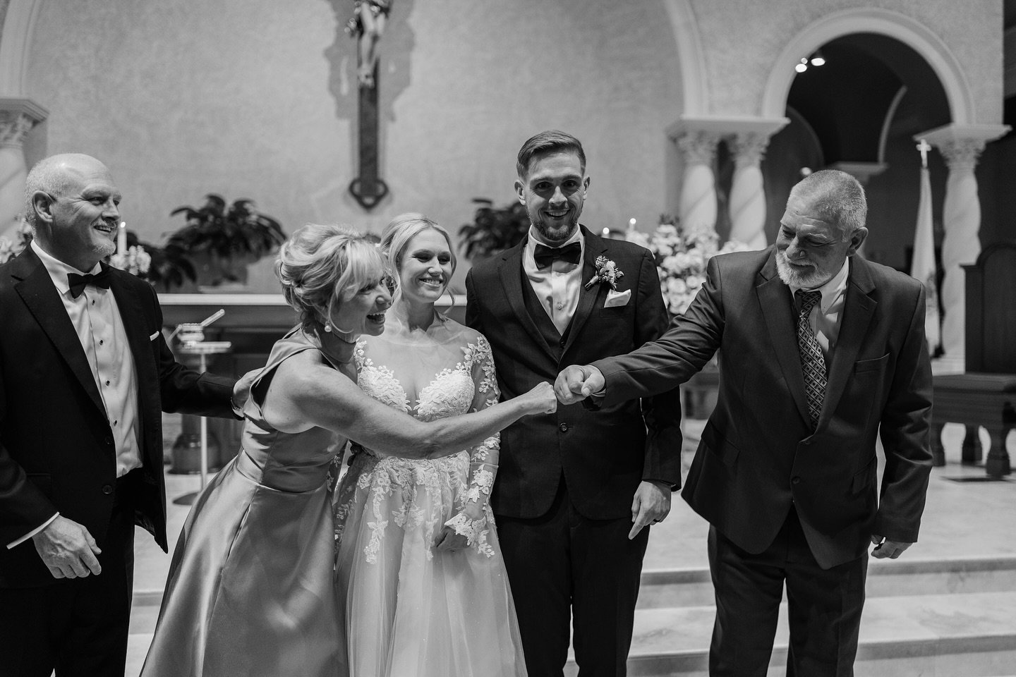 One of our favorite moments from M + T&rsquo;s day; When Travis&rsquo;s dad and Morgan&rsquo;s mom fist bumped during family photos. Their people are the best!

#floridaweddingphotographer #floridaweddingvideographer #bowingoakswedding #jacksonvillew