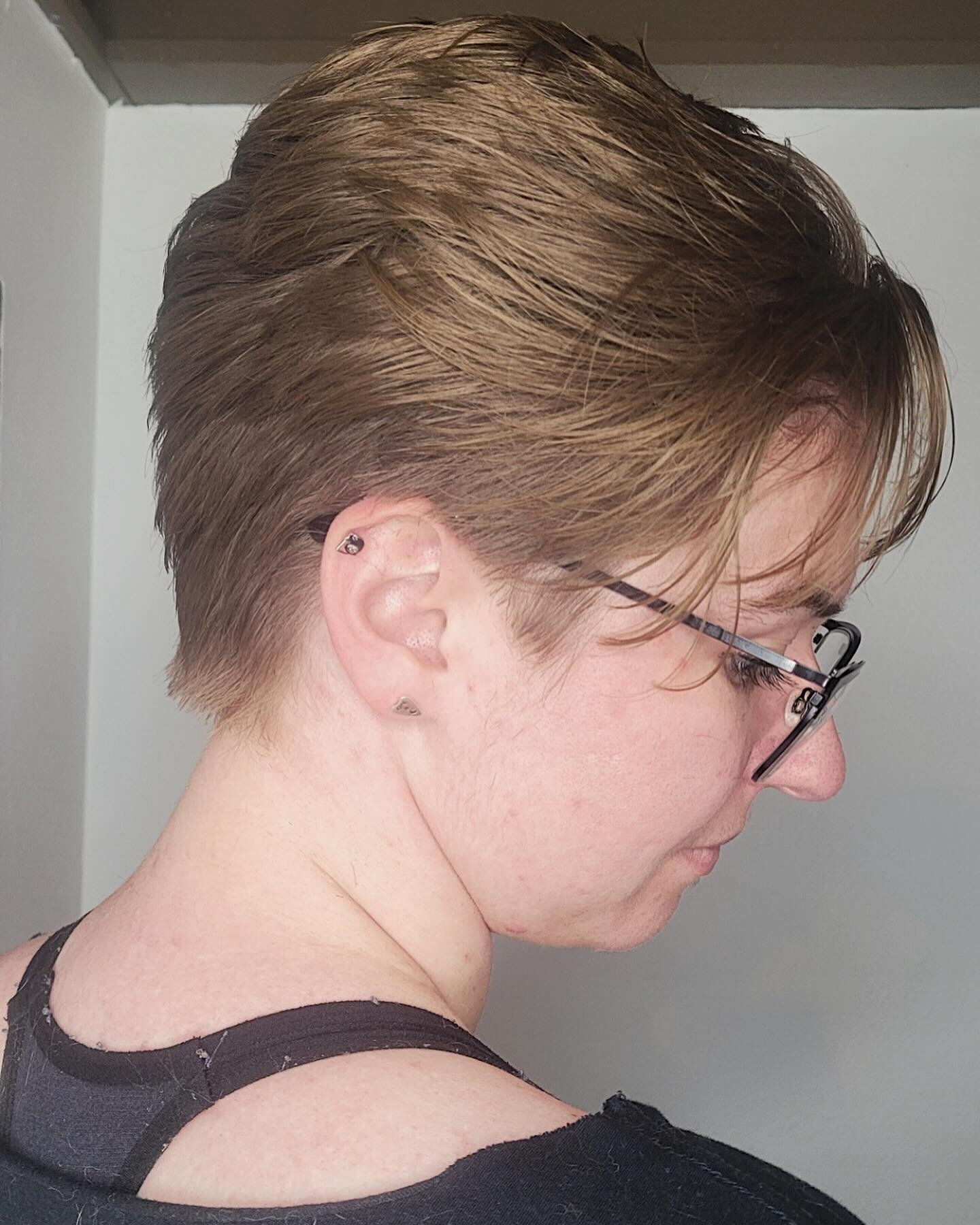 ❤️We&rsquo;ll help you find the cut that works for YOU ❤️

This beautiful transformation was done by @harlowgold.sara !! 

#pixiecut #barber #hairstylist #fortcollins #harlowgoldsalonandspa