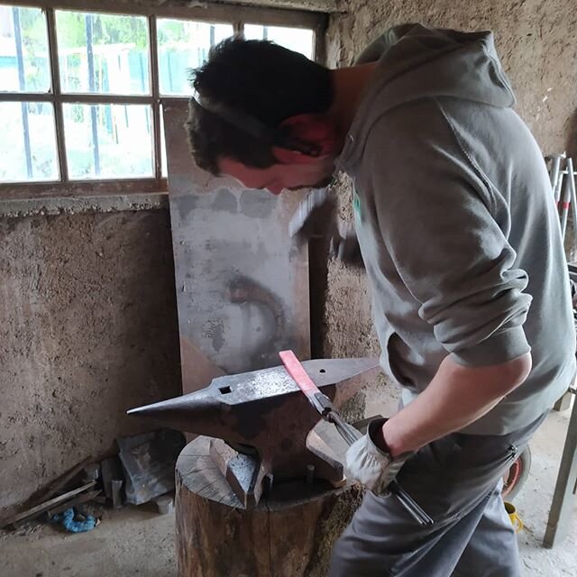 Un Nicolas heureux qui rentre avec SON sashimi de presque 60cm. Venez vous aussi faire le votre.
.
.
#cadeau  #fetedesperes #handmade #madeinfrance #artisanat #couteau #handforged #knifemaker #savoirfaire #metiersdart #artisanatdart #alsace #faitmain