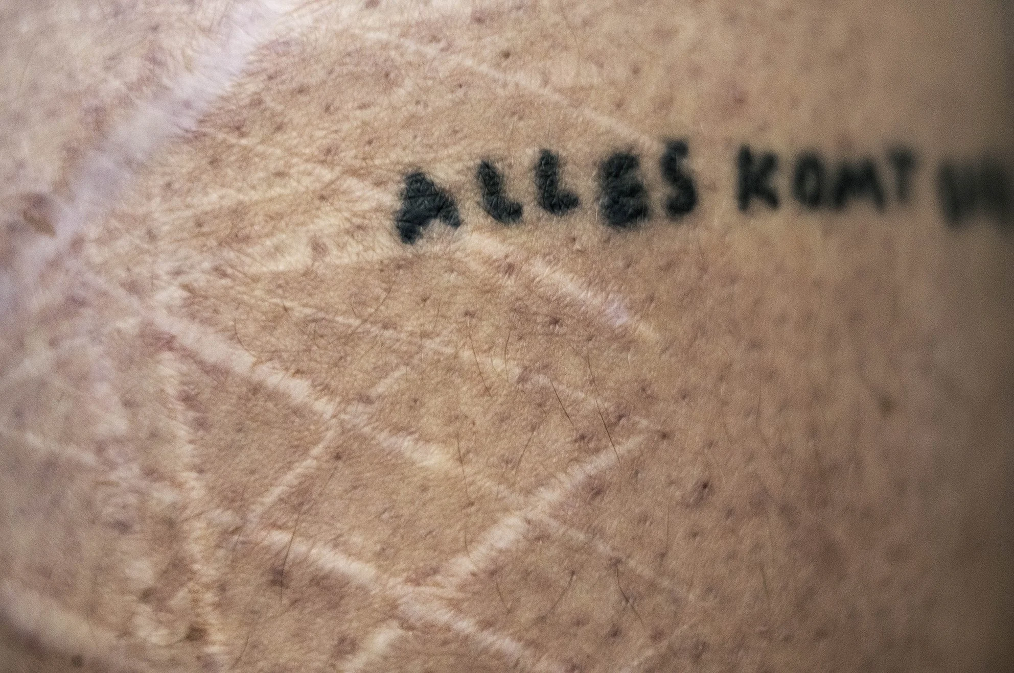 Tattoo 'Alles komt goed' uit het gelijknamige fotoproject van Rob Poortvliet over jongeren na seksueel geweld