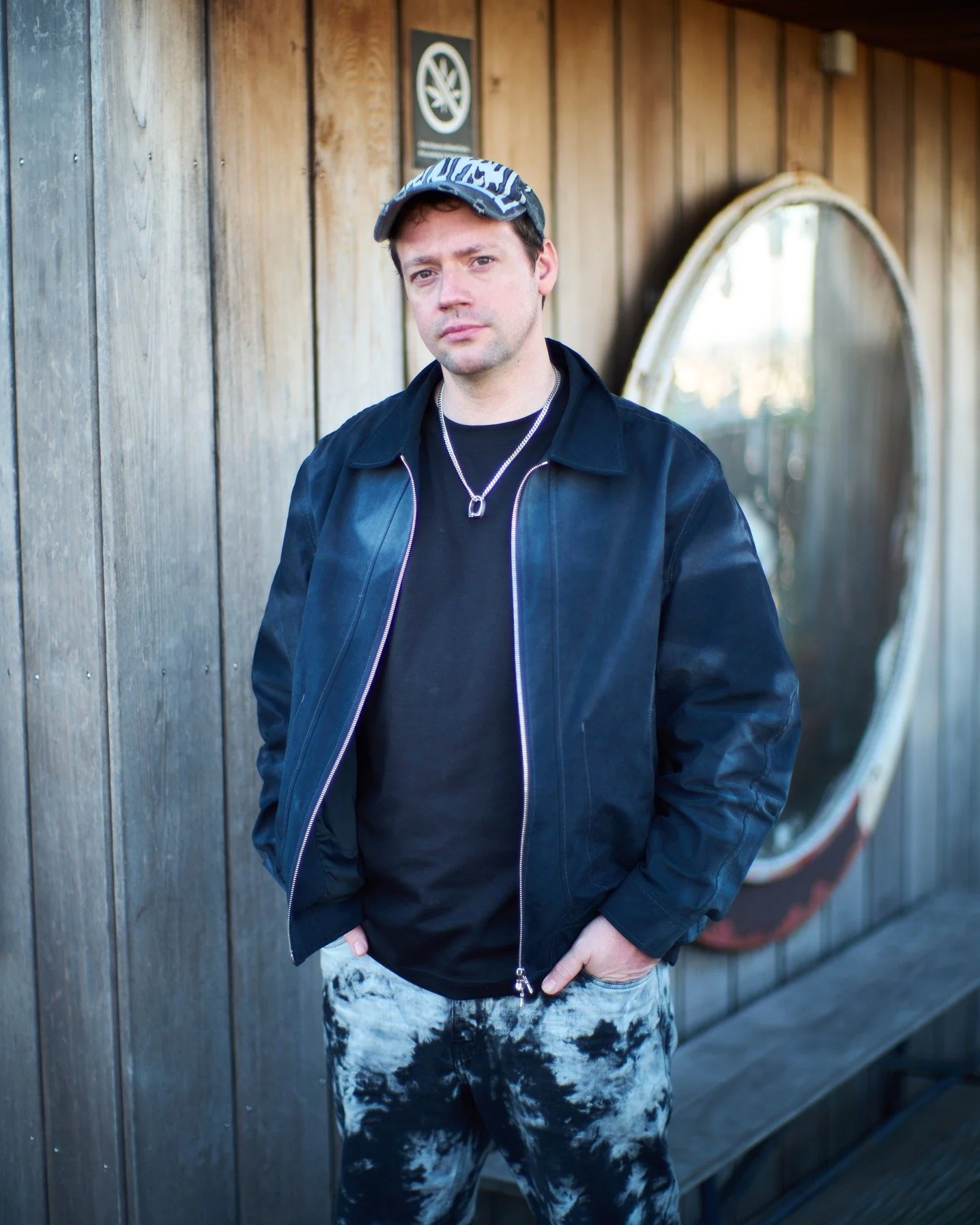 🎧 Afgelopen zaterdag in Het Parool: DJ Young Marco in de rubriek 'Mijn Amsterdam'. Dank aan het Volkshotel voor het beschikbaar stellen van hun rooftop voor de fotoshoot🙏🏽📸🏙️. 

#YoungMarco #MijnAmsterdam #HetParool #AmsterdamMusic #DJLife #Elec