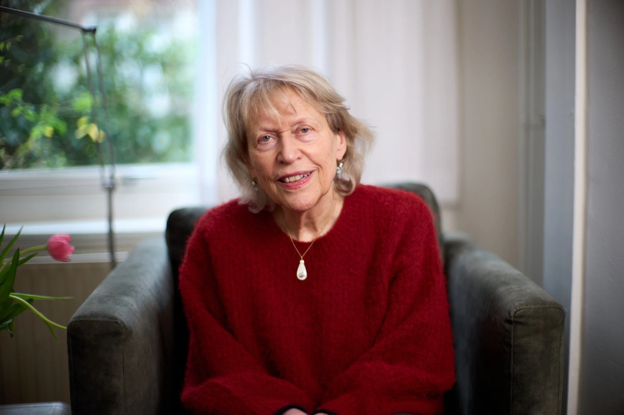 Een portret van moed en zelfonderzoek.
Christien Brinkgreve &ndash; socioloog, schrijver, en een vrouw die de complexiteit van liefde en verlies durft te omarmen. Gefascineerd door hoe ruimte innemen &eacute;n verliezen samen kunnen bestaan.
Dankbaar