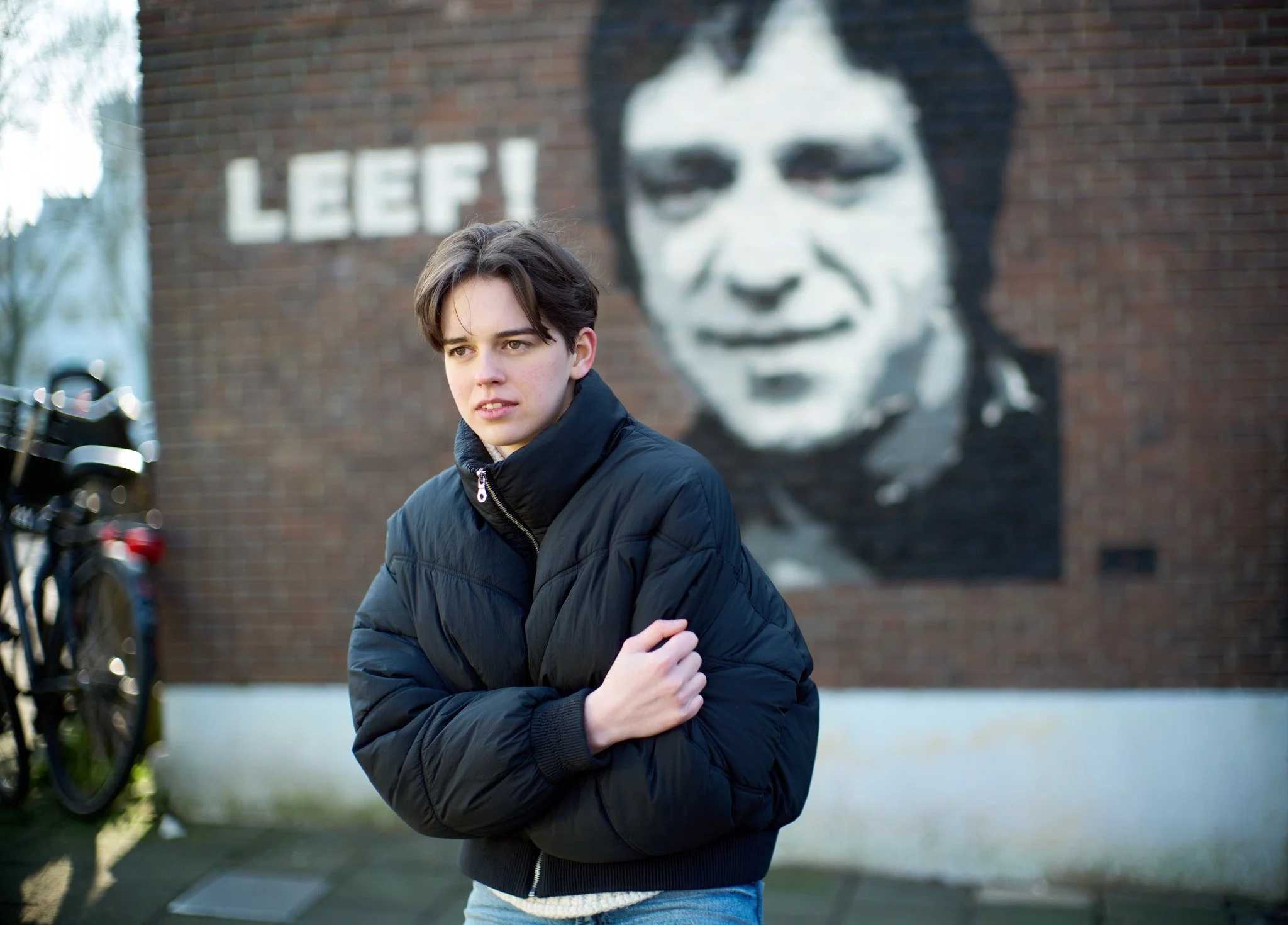 Alweer twee weken geleden in @hetparool: Emma Wijdeveld. Een talentvolle jonge zangeres die ik nog niet kende. Om me een beetje in te leven in haar, luisterde ik onderweg naar de shoot een aantal liedjes. Het was even wennen om zo'n jonge stem zulke 