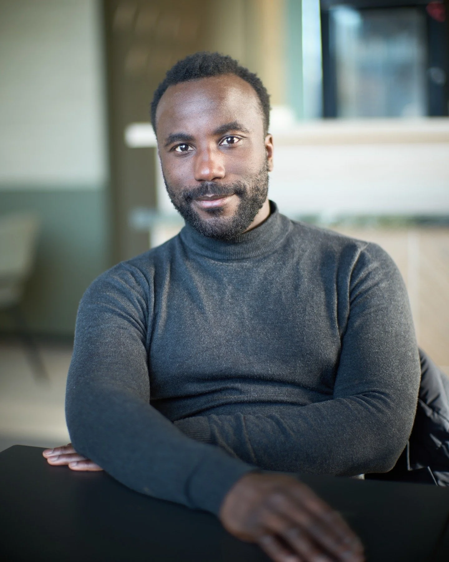 Remy van Aanholt was nog maar 15 toen hij gedwongen werd tot escortwerk om te overleven, nadat zijn gezin slachtoffer werd van de toeslagenaffaire. In het Parool vertelt hij over hoe dit oude trauma&rsquo;s oprakelde en hoe belangrijk het is om misbr