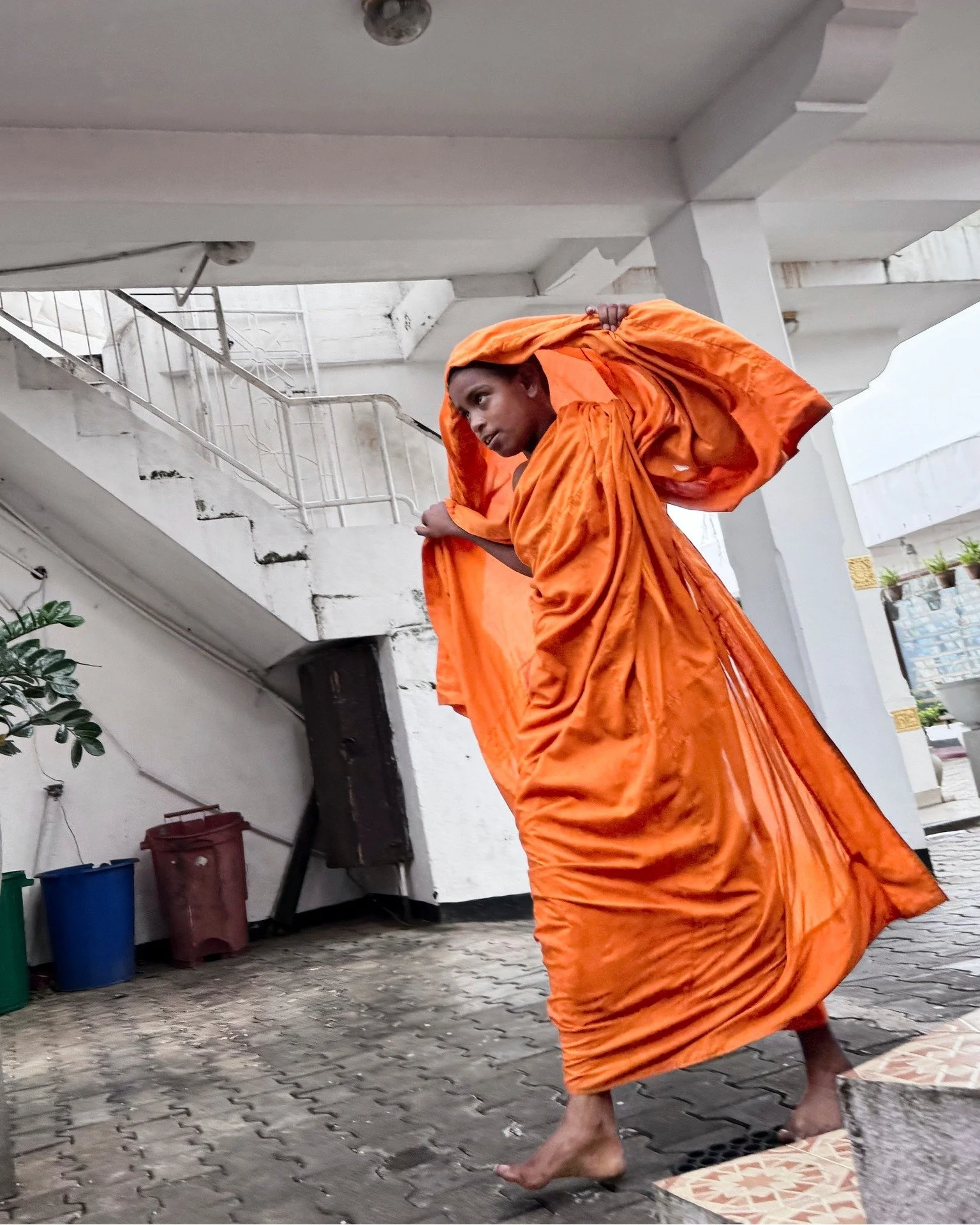 Een jonge monnik die zijn gewaad goed doet bij de school waar hij woont en leert, in Kandy.

#PortraitPhotography #SoulfulPhotography #HumanStories #EverydayBeauty #ArtOfObservation #QuietMoments #VisualPoetry #FineArtPhotography #IntimatePortraits @