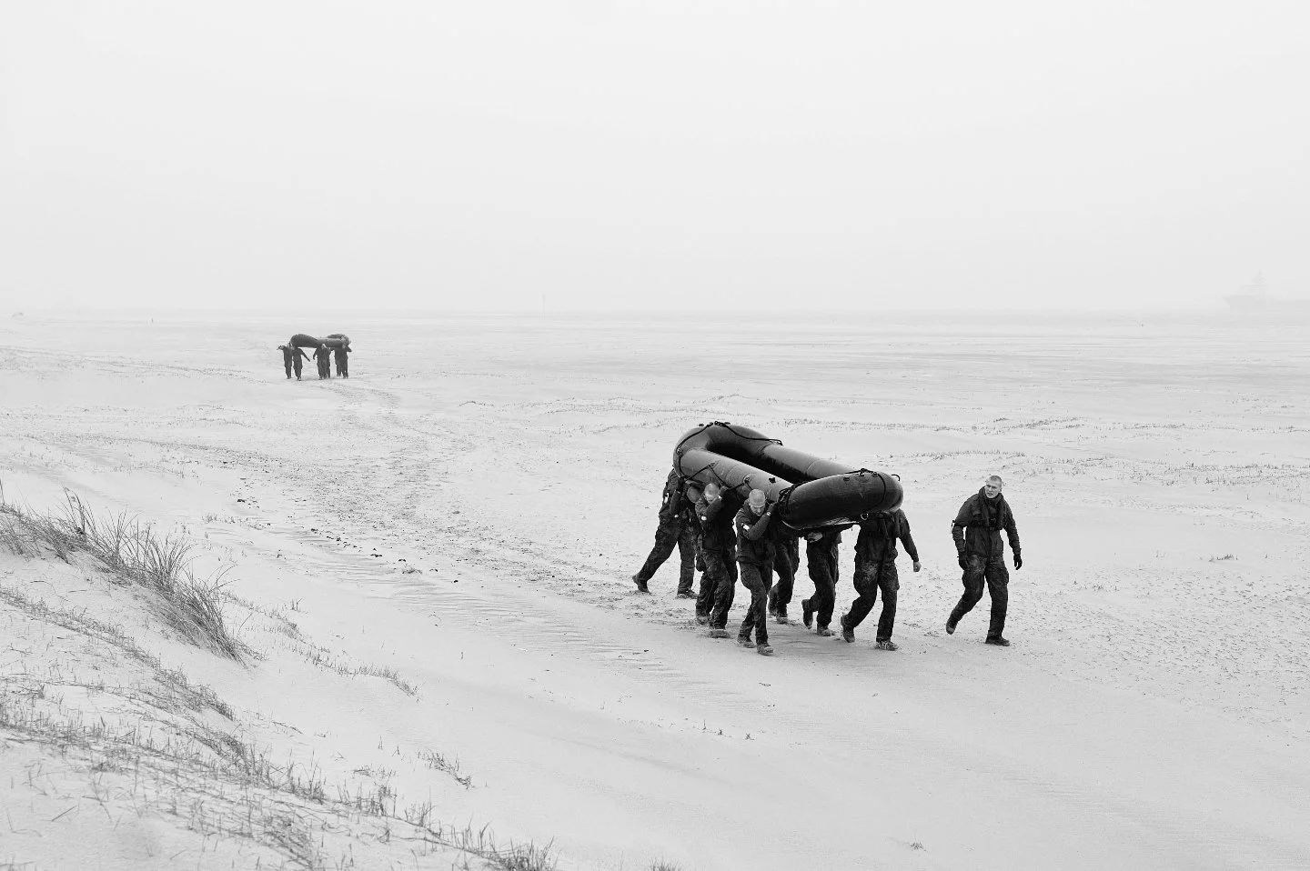 Amfibische Cross voor de POTOM (Praktische Opleiding Tot Officier der Mariniers). Roeien over de Mokbaai, rennen over de bunker en via het strand weer terug naar de Joost Dourleinkazerne. Met &eacute;&eacute;n doel voor ogen, het neerzetten van de sn