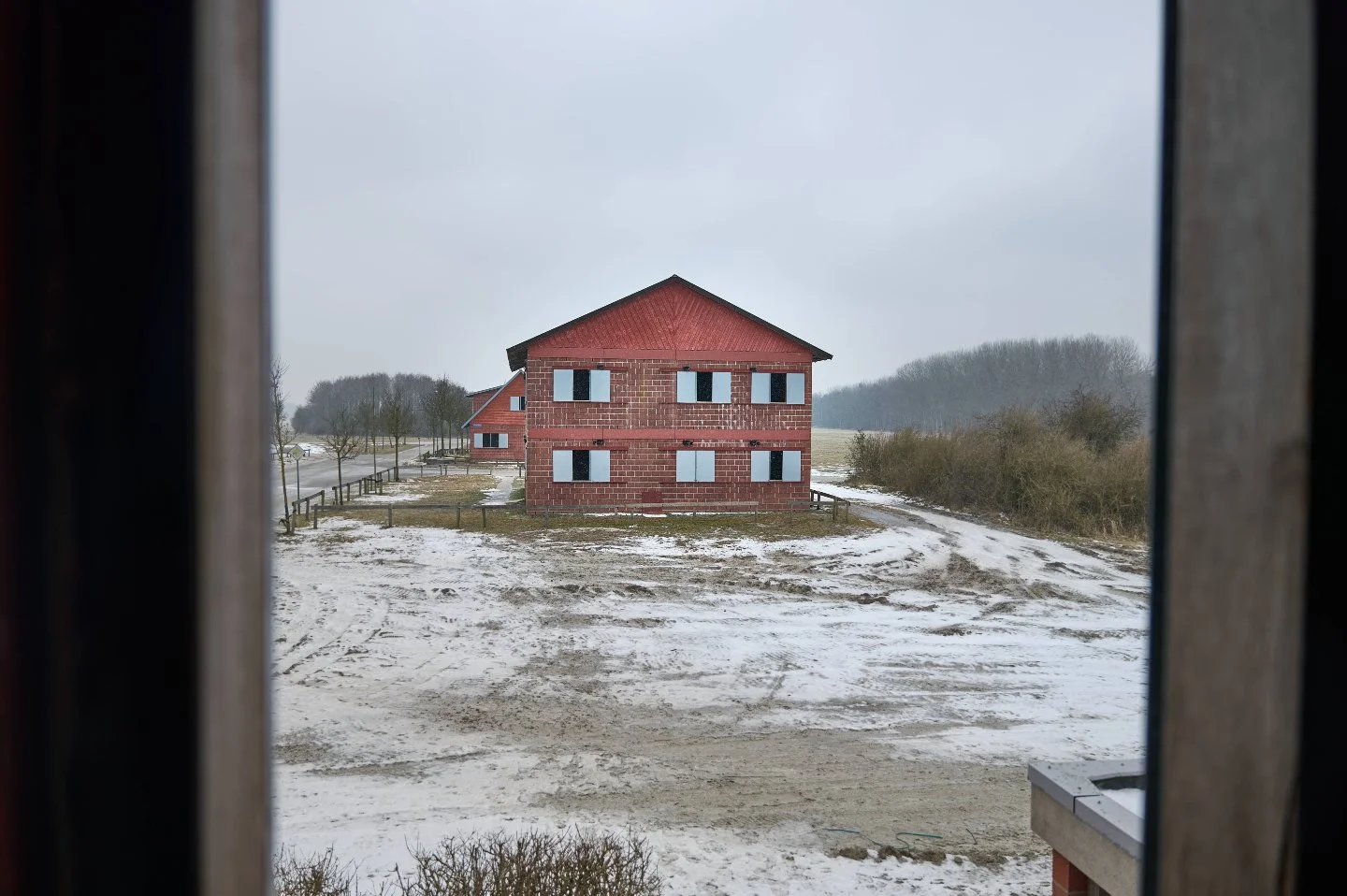 In het oefendorp Marnehuizen (Groningen) trainen officieren in spe van het Korps Mariniers om te opereren onder gevechtsomstandigheden in verstedelijkt gebied.

Twee weken geleden volgde ik de POTOM tijdens het bivak Urban Basic. Het draaide hier om 
