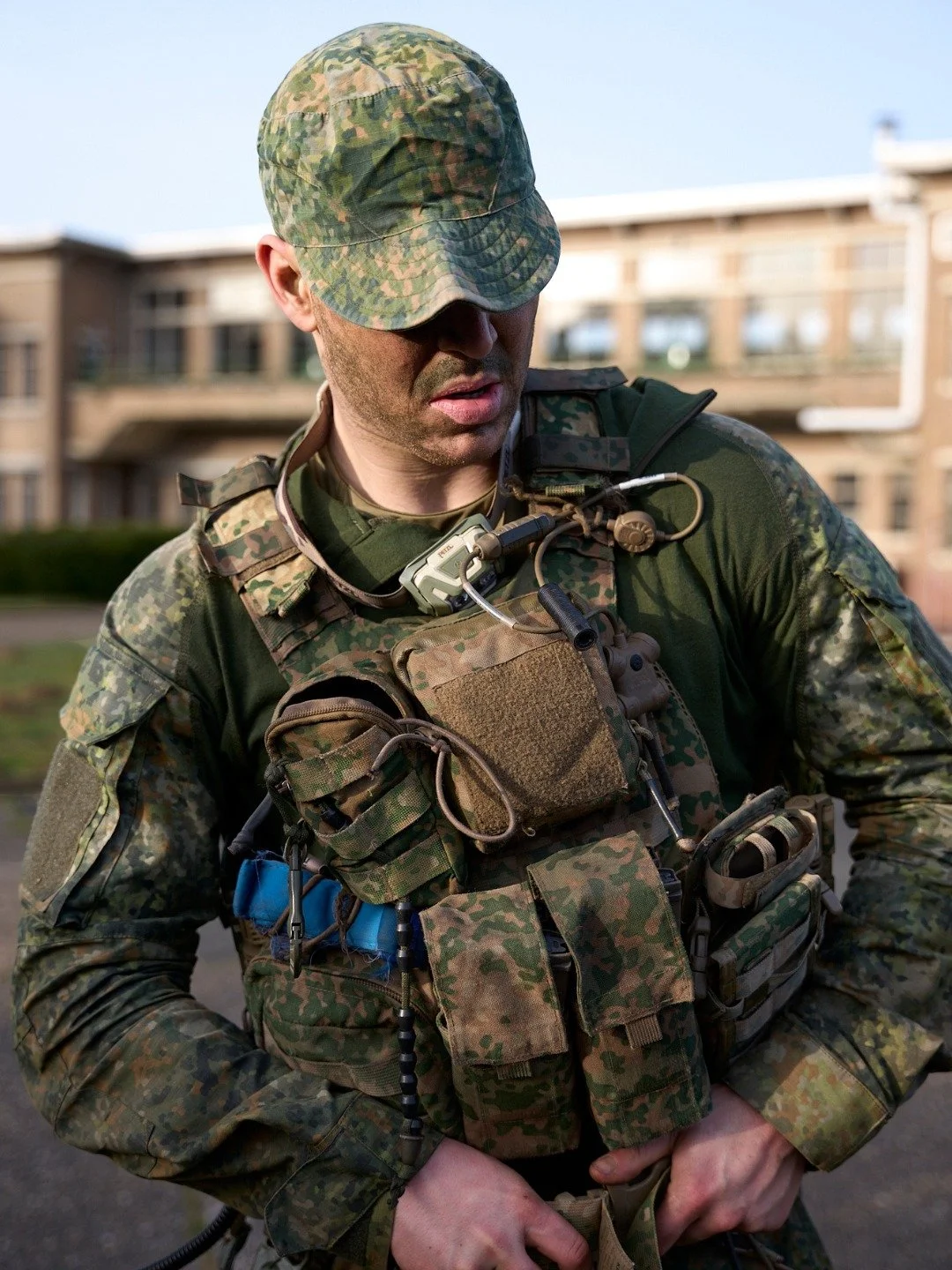 Alweer halverwege de opleiding POTOM (Praktische Opleiding Tot Officier der Mariniers), h&eacute;t moment van de bevordering voor een aantal.

POTOM vertrok vorige week, aan het einde van een bivak, om 01:00 's nachts voor een mars van 27 km. Vroeg i