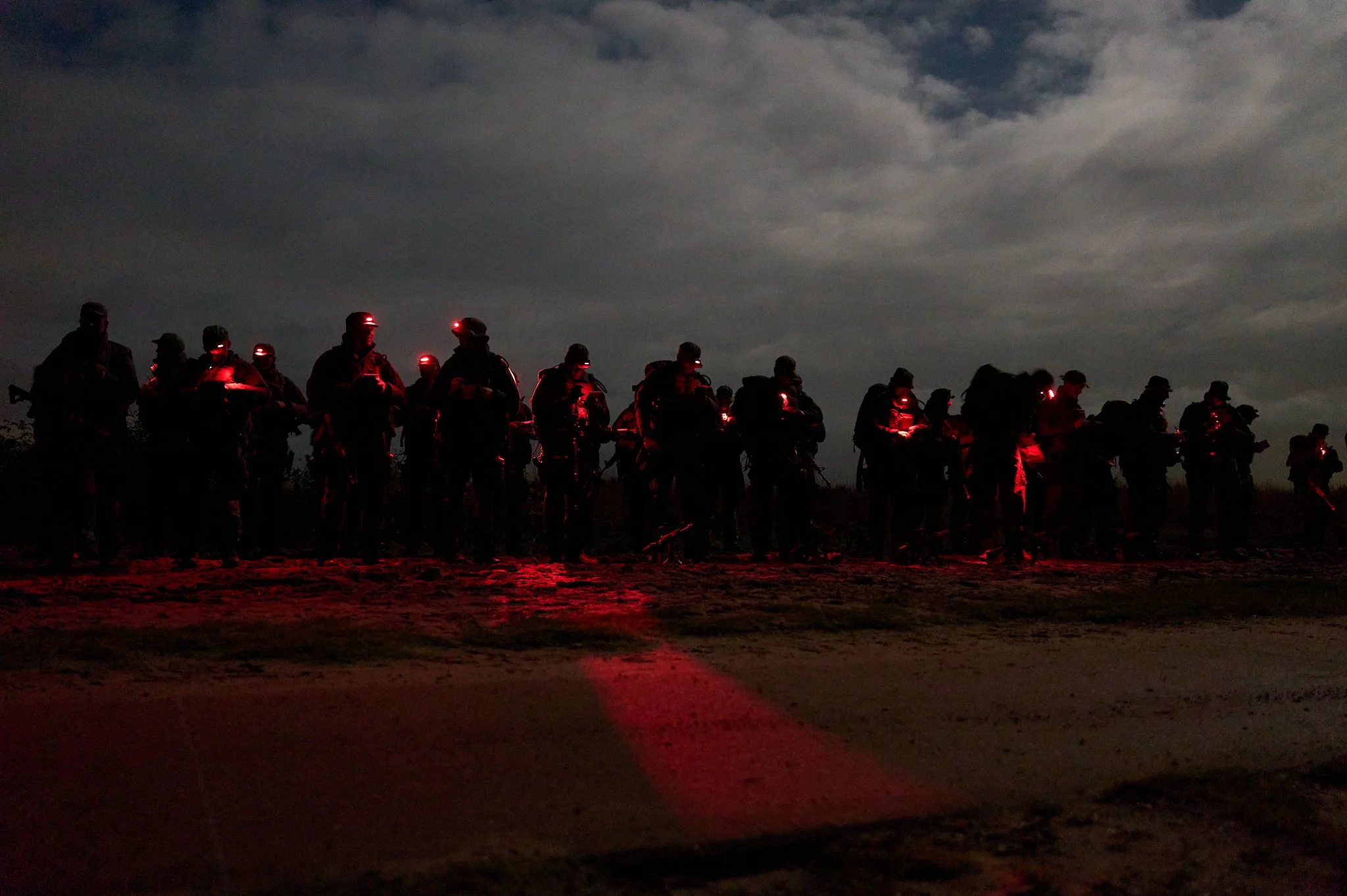 Groep POTOM‑kandidaten tijdens nachtelijke oefening in week 6, basic skills.