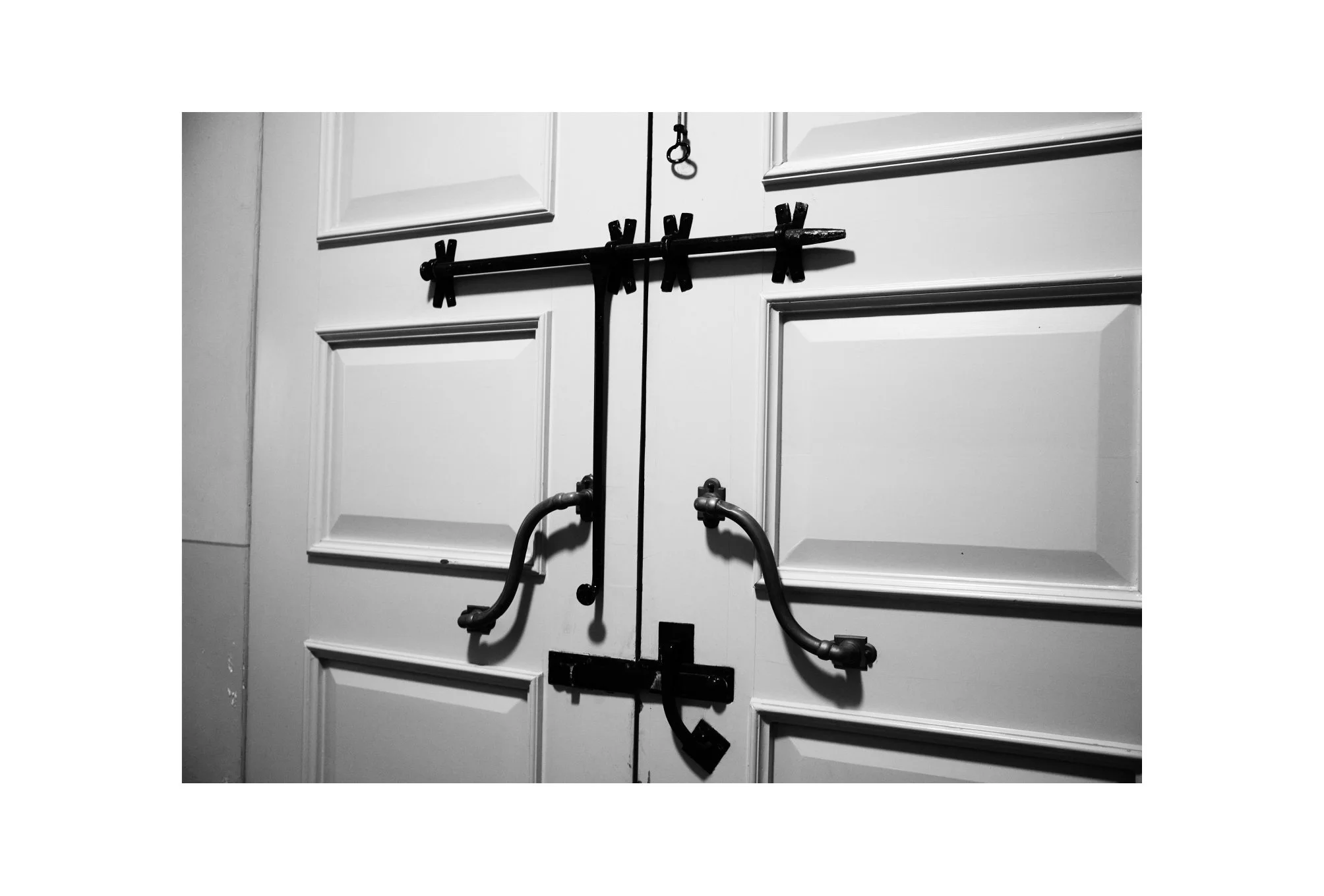 Als het lachen stopt — gesloten kerkdeur