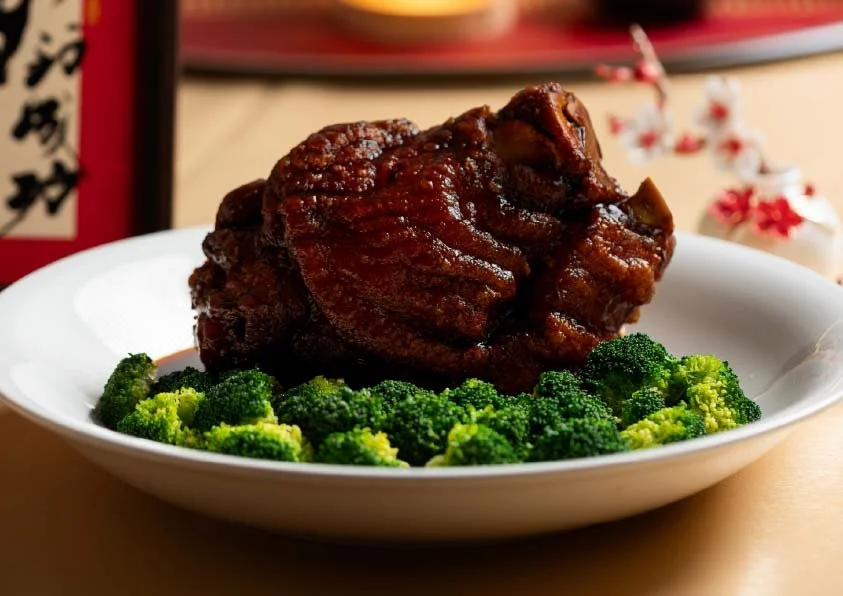 Golden Braised Pork Knuckle of Opulence 金驰满堂猪脚煲 (jīn chí mǎn táng zhū jiǎo bāo) Braised Pork Knuckle • Seasonal Greens Slow-braised pork knuckle glazed in rich golden soy, tender and celebratory. “金驰” marries prosperity with forward momentum, while “
