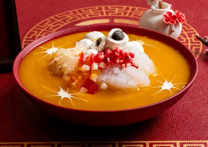 Auspicious Mango Sago Tang Yuan of Blissfulness 金驹团骅圆满露 (jīn jū tuán huá yuán mǎn lù) A refreshing finale of mango, sago, and glutinous rice balls. “金驹” represents golden young steed — vibrant, auspicious, and full of promise. Round Tang Yuan signifi