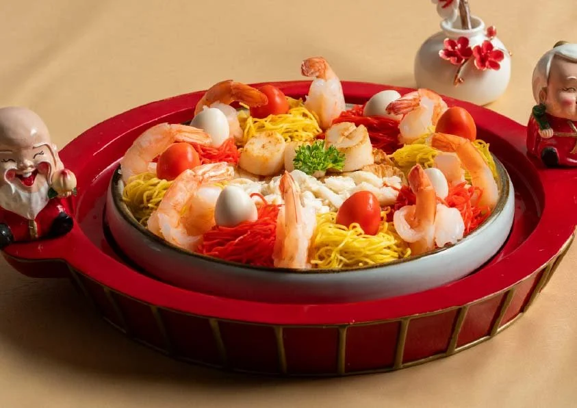 Silken Seafood Noodles of Longevity 金丝骥鬃长寿面 (jīn sī jì zōng cháng shòu miàn) “Golden Threads of Thousand-Li Steed (骥 -千里马) Mane (鬃) Longevity Noodles.” Golden vermicelli noodles tossed with crab meat and premium seafood treasures. The shimmering stra