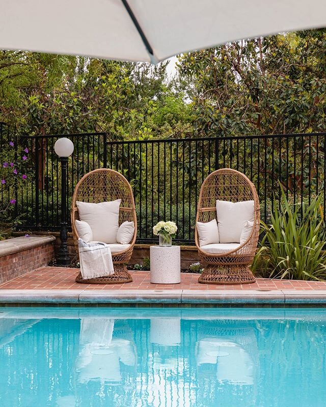 Well it&rsquo;s only 10 am and already 80 degrees. Our backyard remodel couldn&rsquo;t have come at a better time to get outside and enjoy the sunshine.☀️ #homewithislaandduke // Photography: @kortizphoto // Construction: @ranchoproscapes