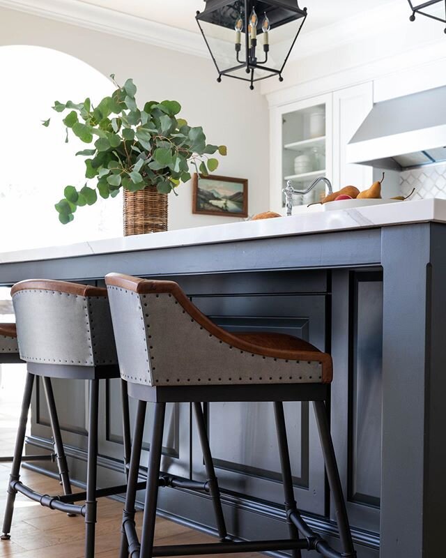 Love a contrasting kitchen island, instantly add visual interest and depth to your space. #homewithislaandduke // Photography: @kortizphoto