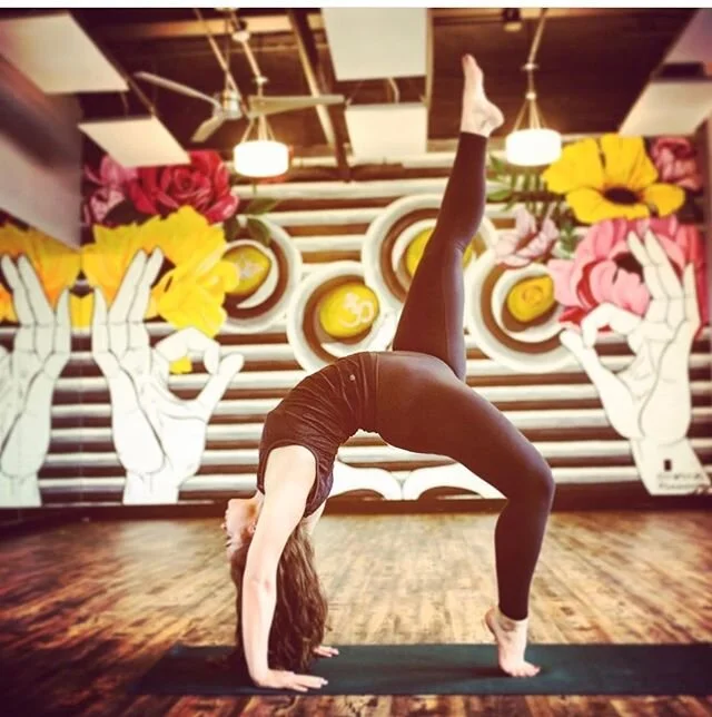 @thatnashyogi mid pose in front of my mural @bendandzennashville !! #tmamurals #tarawashere #ladieswhopaint #nashville #nashvilleart #nashvillemural #wallartist #streetartphotography #streetartlovers #nashvillemurals #murals #artdaily #urbanart #stre