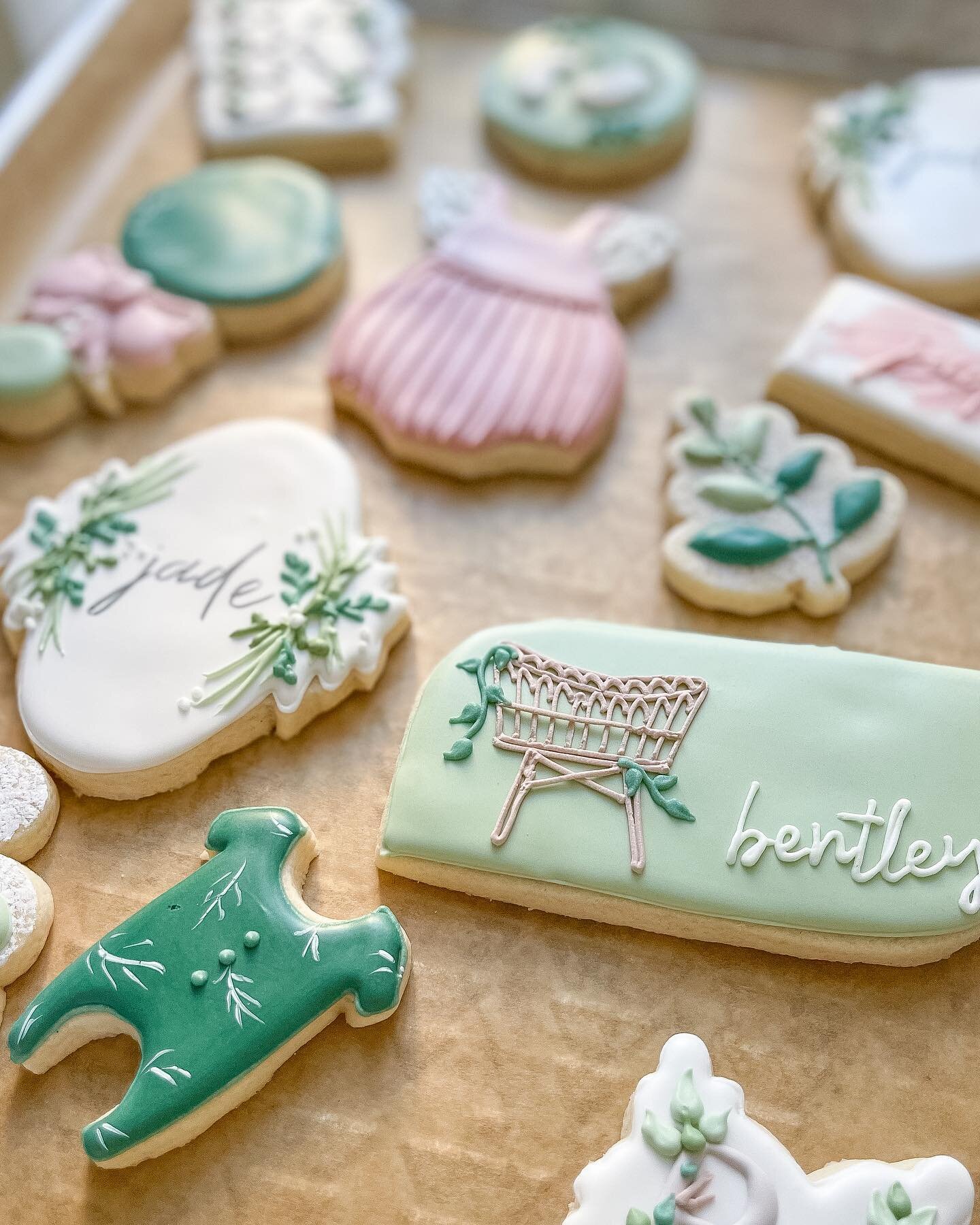 Another baby shower set out the door this morning. It seems to be the season for babies! Hands up in the comments if you&rsquo;re having a baby too! 🙋&zwj;♀️🙋&zwj;♀️🙋&zwj;♀️

#Customcookies #customcookie #royalicing #royalicingcookies #courtscooki