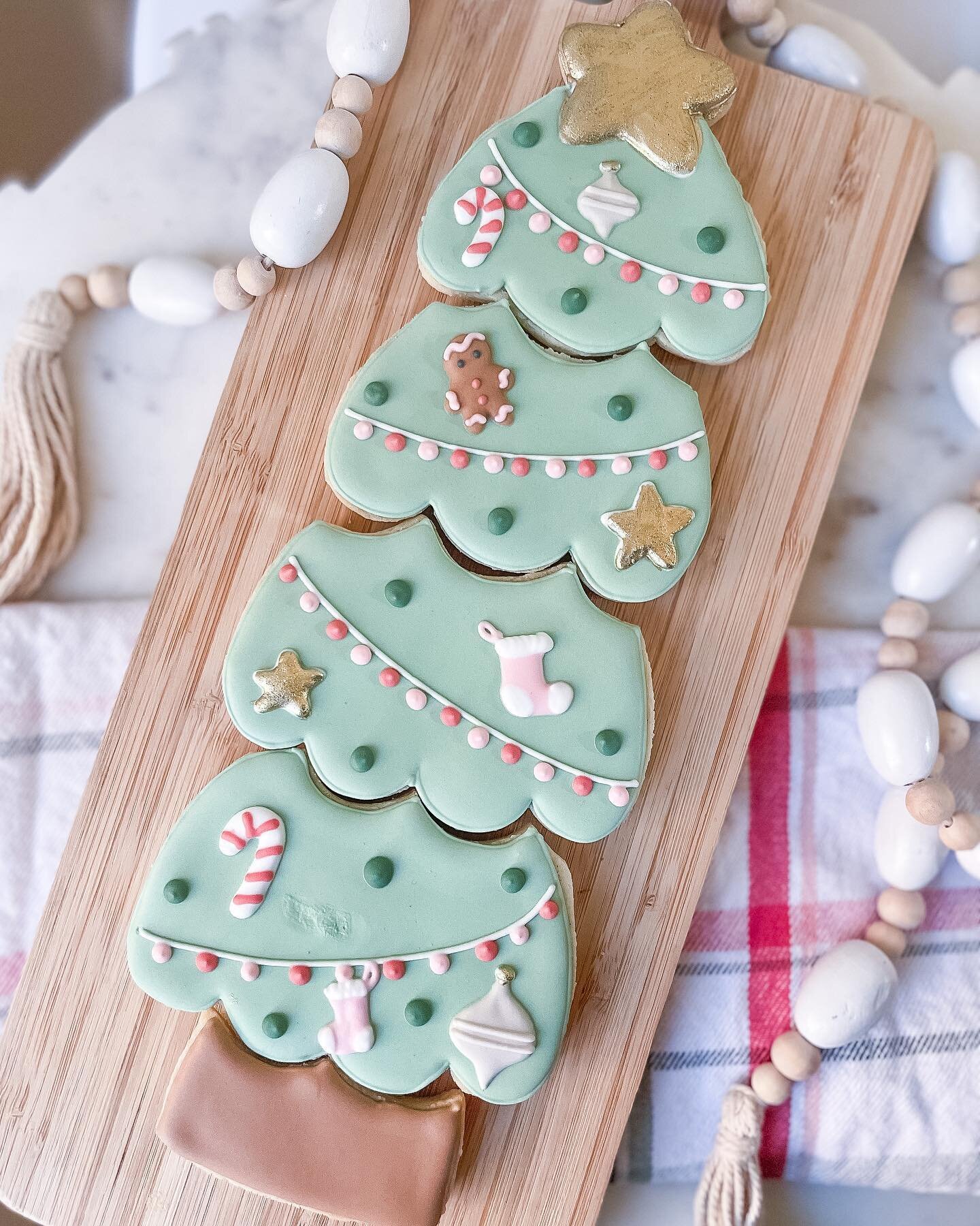 Christmas cookies are LIVE on my website! I am taking a very limited amount of orders, so please order ASAP to ensure you can snag your sweet treats this holiday season. 

You can order at courtscookieco.com/shop or by following the link in my bio. T