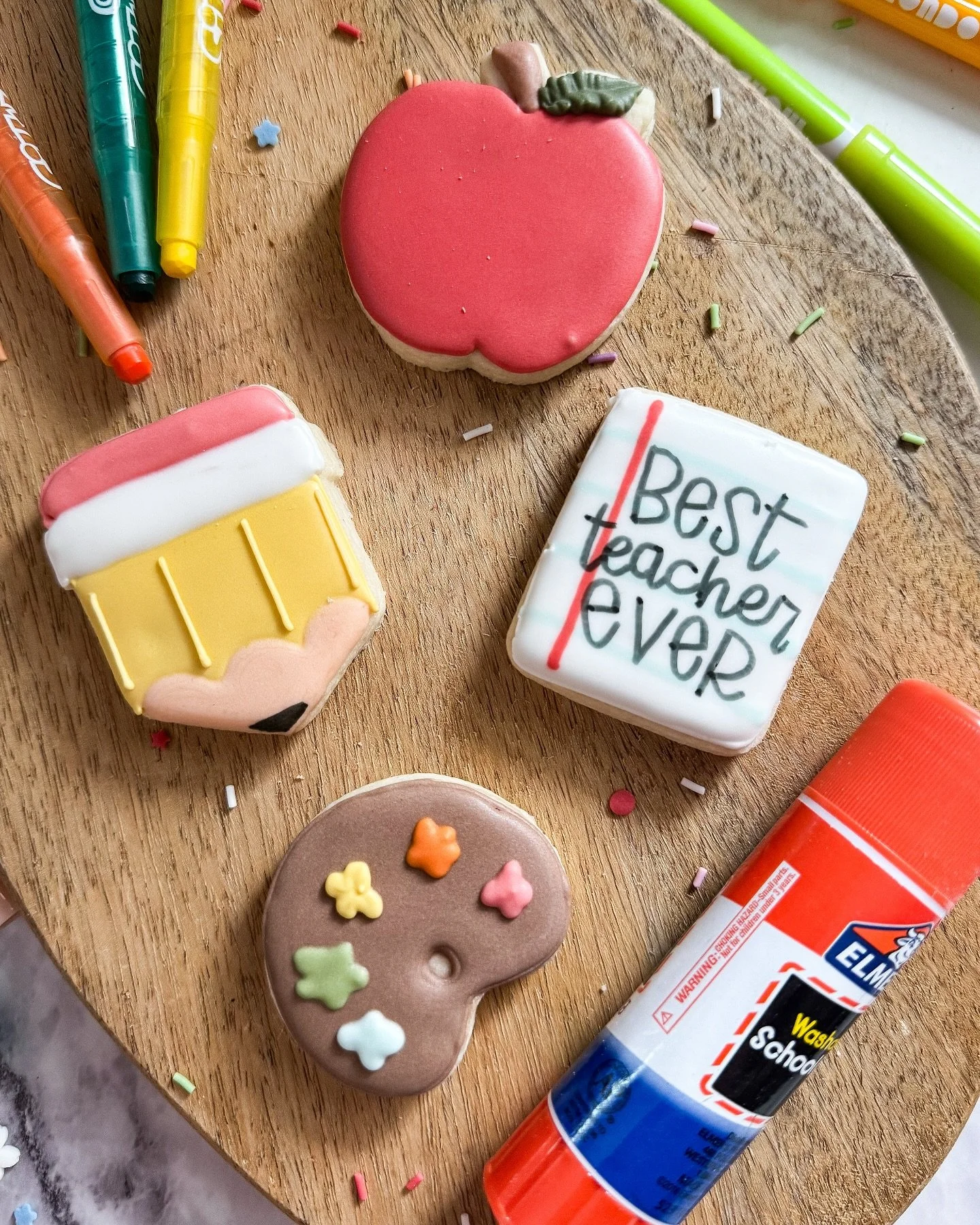 Teacher appreciation sale is on my website, but I&rsquo;m almost sold out! Get your order in ASAP. I&rsquo;ll probably be closing the orders tonight 🫶🫶🫶

#Customcookies #customcookie #royalicing #royalicingcookies #courtscookieco #cookies #sugarco