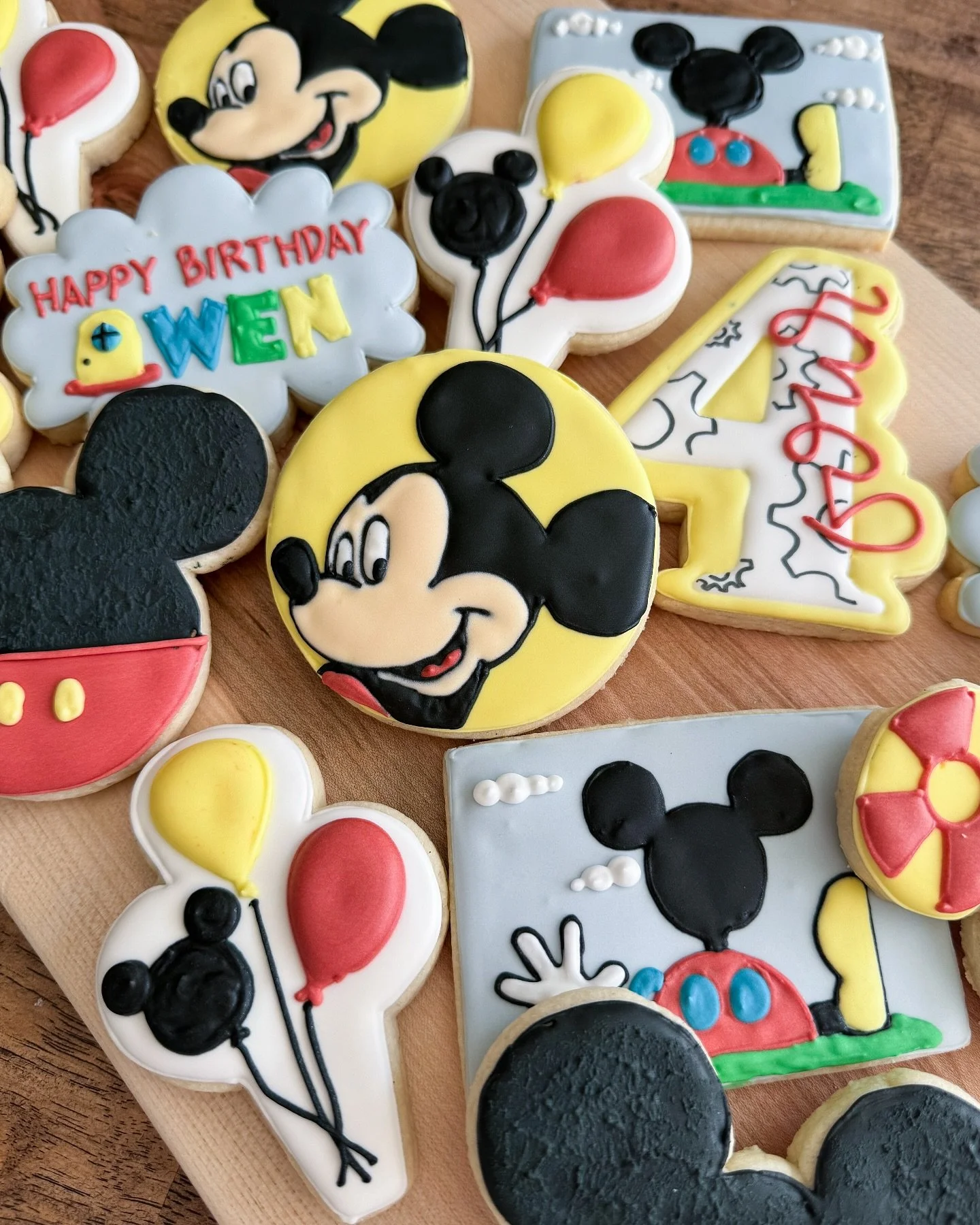 Oh Boy! I sure do love a Mickey Mouse set 🫶

#Customcookies #customcookie #royalicing #royalicingcookies #courtscookieco #cookies #sugarcookies #americolor #bakery #cookiesofinstagram #bakers #sonomacounty #sonomacountycookies #santarosacookies #rho