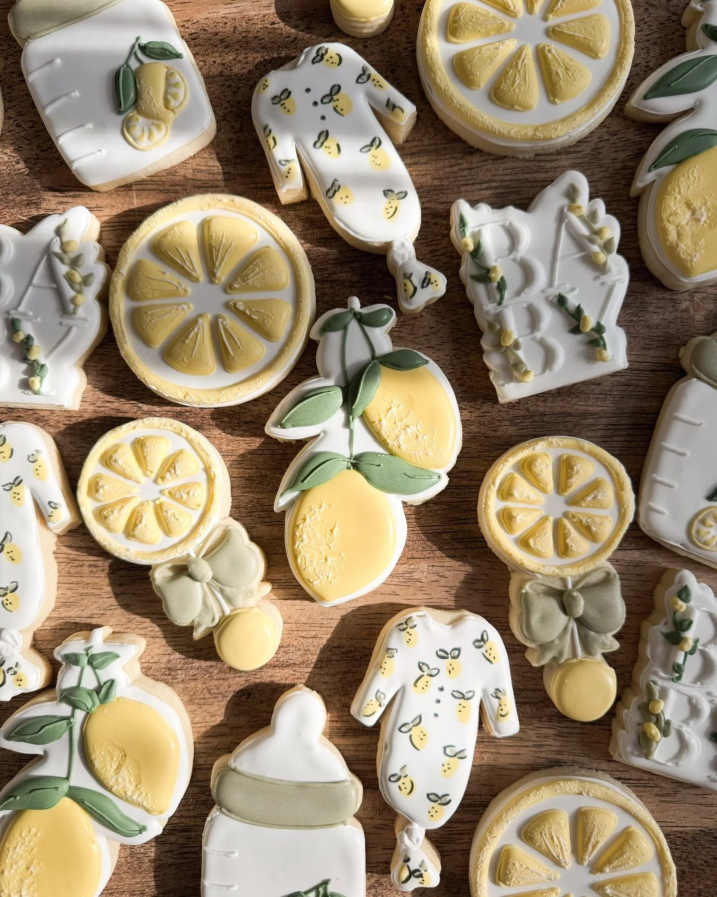 🍋 🍋 🍋 

#Customcookies #customcookie #royalicing #royalicingcookies #courtscookieco #cookies #sugarcookies #americolor #bakery #cookiesofinstagram #bakers #sonomacounty #sonomacountycookies #santarosacookies #rhonertparkcookies #petalumacookies #w