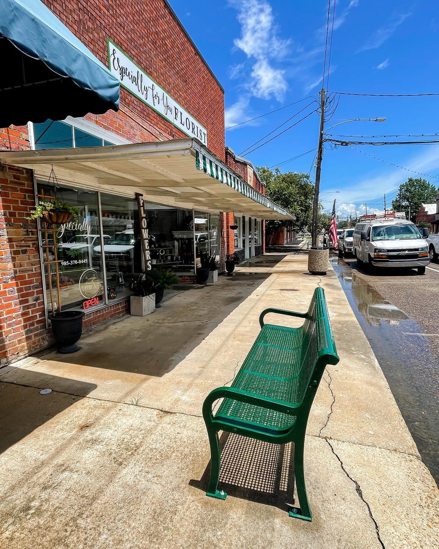 Have you seen our newest sidewalk additions: THESE BEAUTIFUL BENCHES?! 

Come take a seat and stay awhile in Downtown Ponchatoula!👍🏻💚