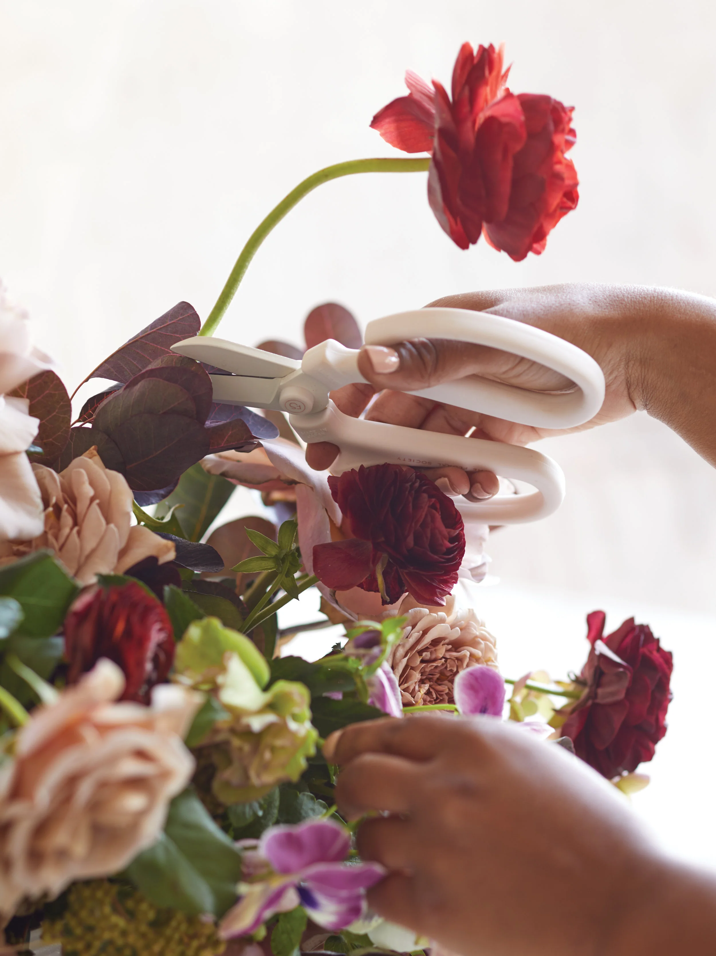 how-to sierra steifman nyc art director photographer lifestyle editorial the floral society floral clippers custom japan hands cutting flowers arrangement spring blooms florist