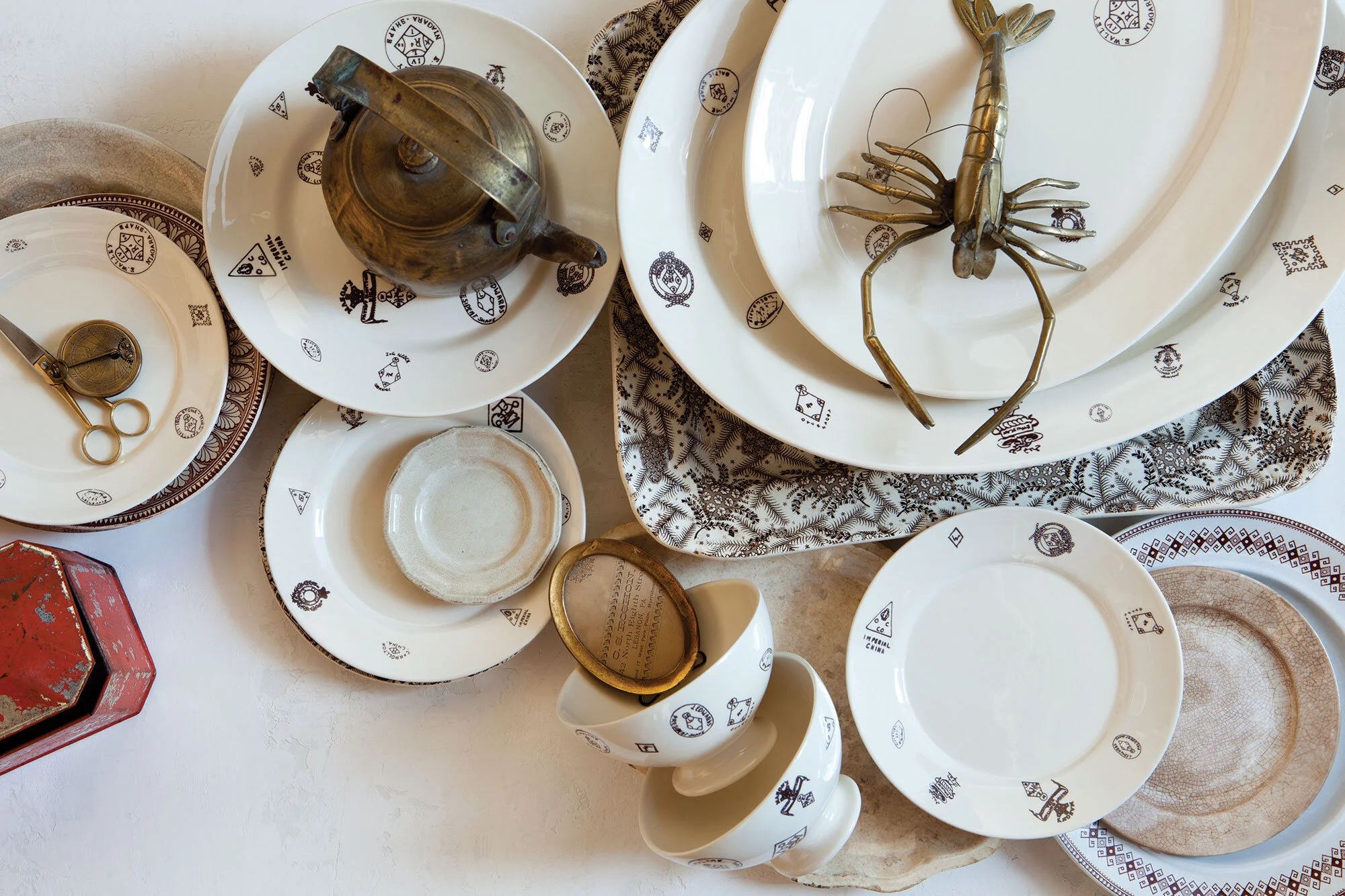 gift home aesthetic movement wholesale graphic designer nyc sir/madam sirmadam makers marks ceramics dinnerware collection plates platters bowls vintage inspired brown brass lobster