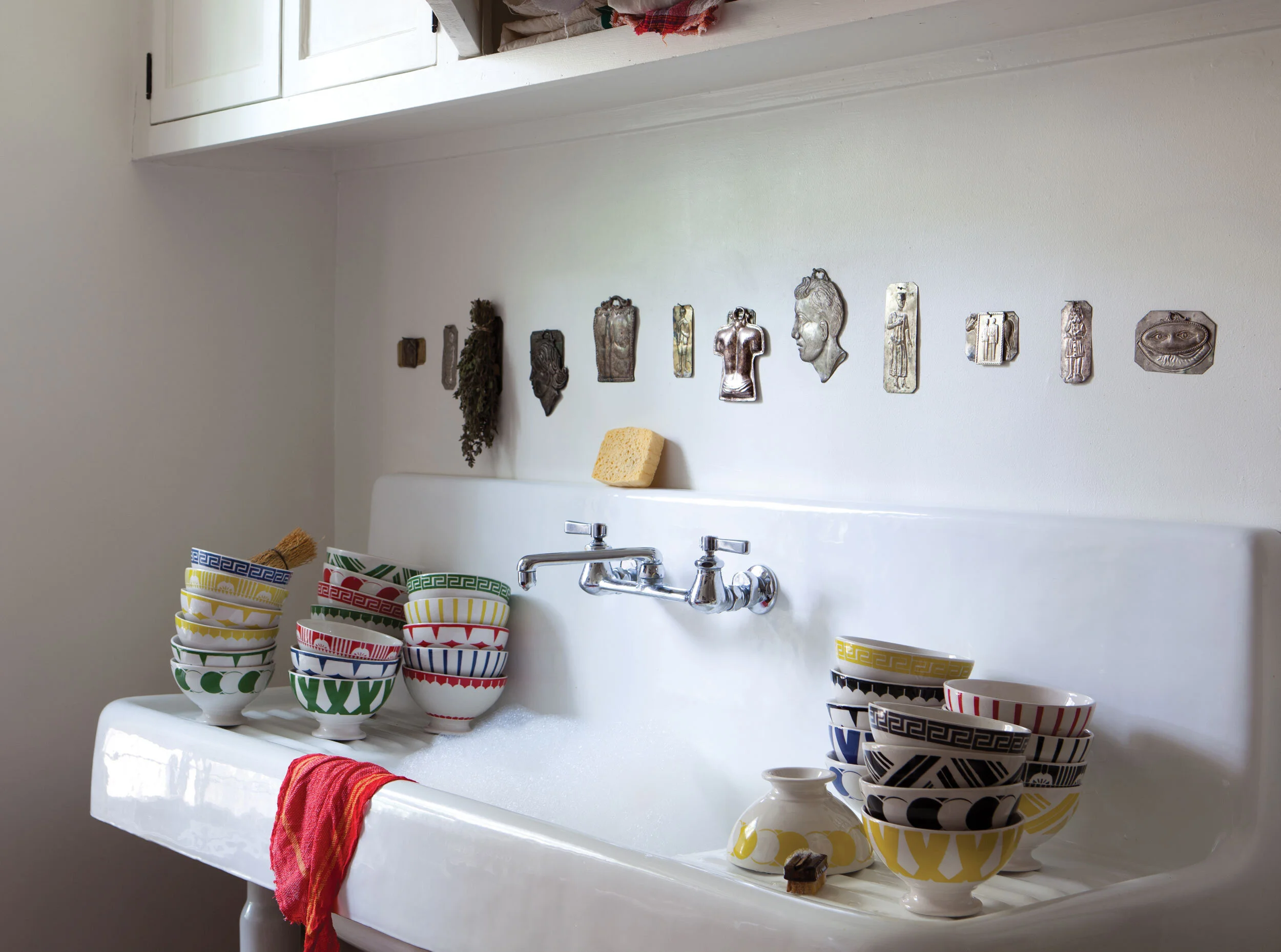 kate sears gift home aesthetic movement wholesale art director nyc sir/madam sirmadam vintage deco au lait bowls ceramic white porcelain sink red towel washing dishes