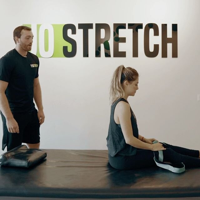 #TutorialThursday! Here is our stretcher Sage showing you how to stretch the IT Band using our stretching strap. This is a great stretch for runners, cyclist, people who lift weights, and can relieve hip and knee pain! .
.
.
.
.
.
.
#jostretchdoyoust