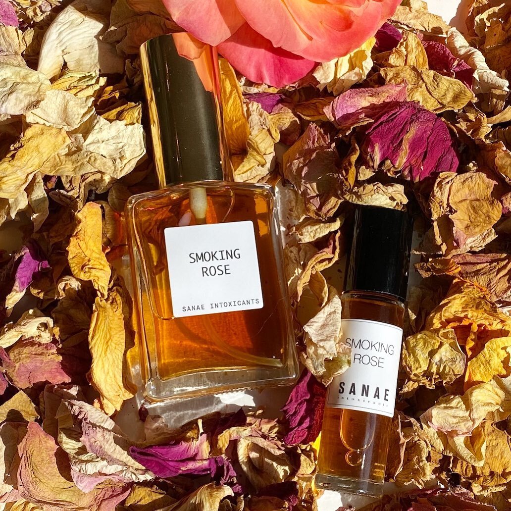Smoking Rose🌹exotic florals with sweet resinous base notes and a secret special cord! 

Available in 30ml, 15ml and 2ml sizes ✨

．
．
#sanaeintoxicants #naturalperfume #flowers #nontoxicbeauty #handblended #exoticoils #essentialoils #roses #lavender 